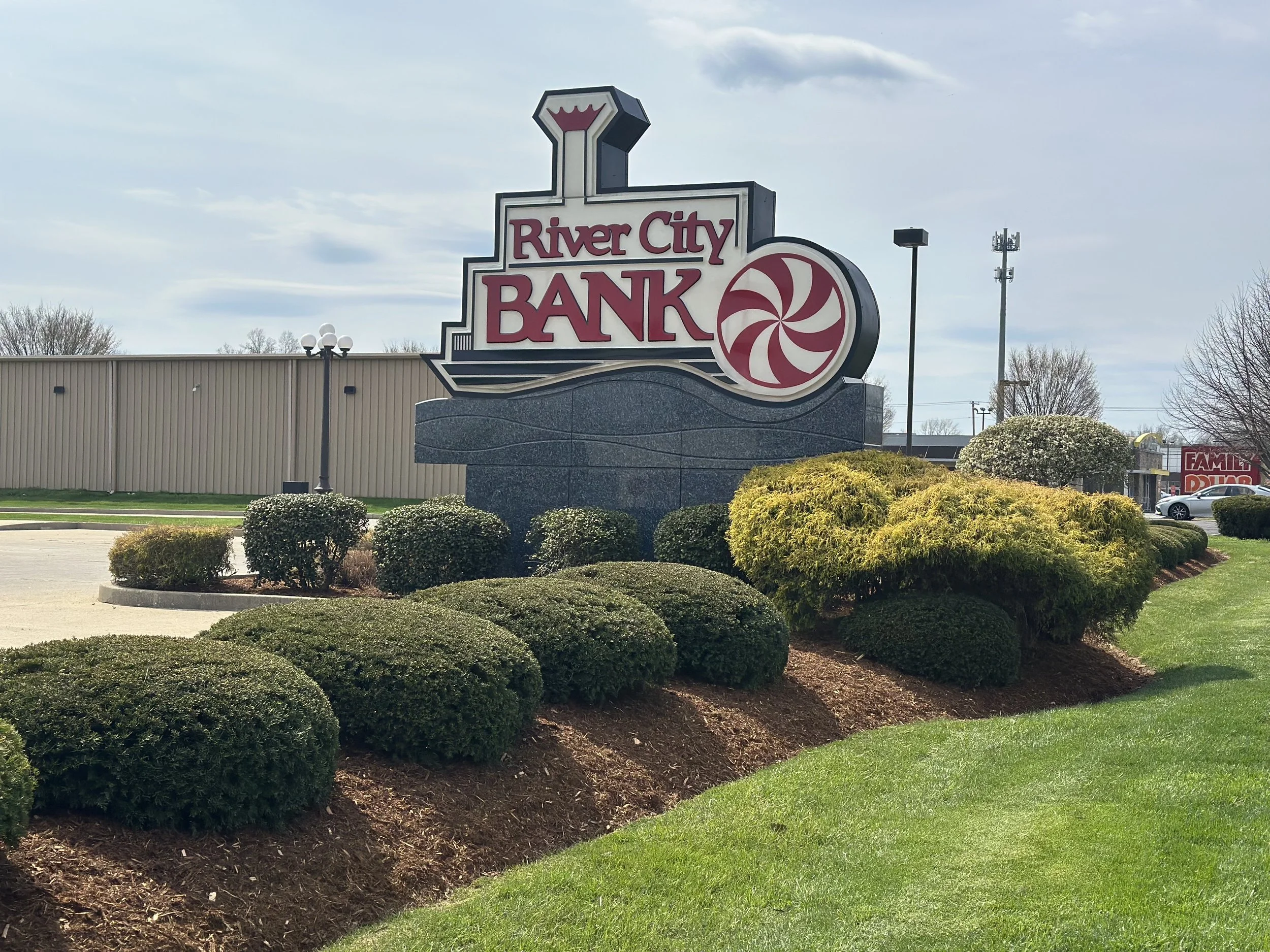 Landscaping maintenance with grade a mulch - Pleasure Ridge Park, Kentucky