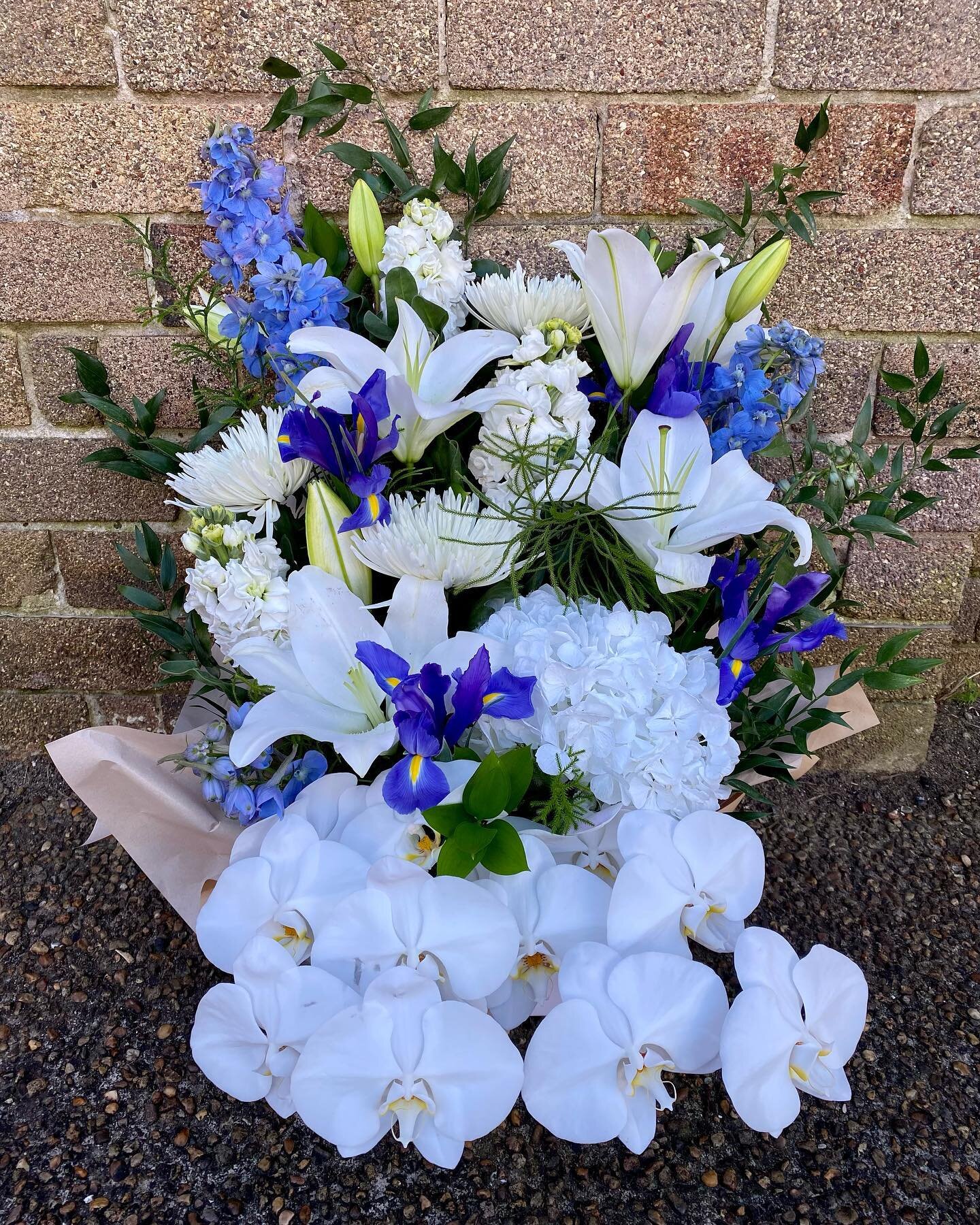 💙🤍
.
.
.
.
#floraldesign #flowers #flower #flowersofinstagram #lifeofaflorist #white #blue