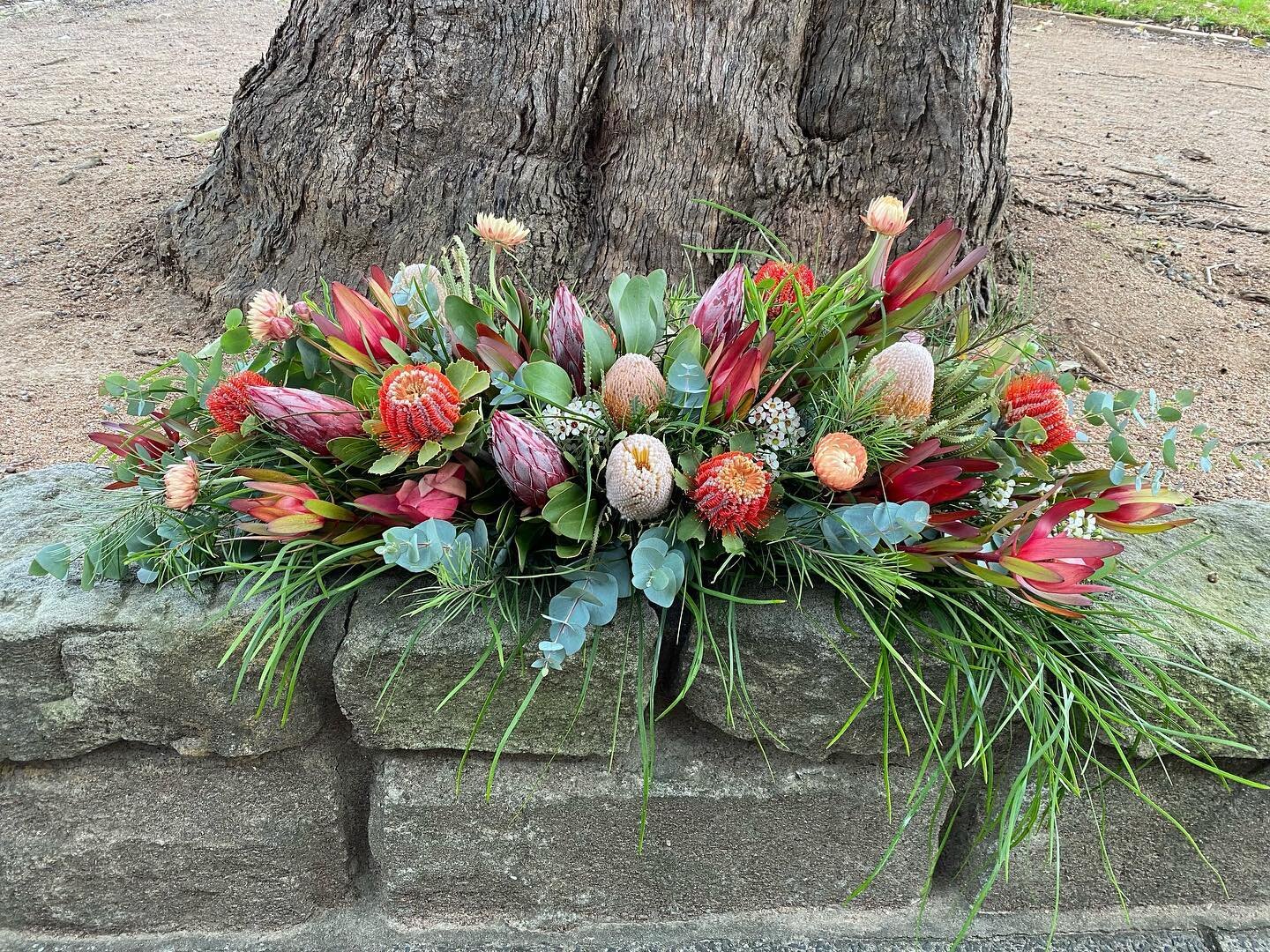 I absolutely love the barker bush cascading down from this arrangement 👌🏼
.
.
.
.
#flower #flowers #flowersofinstagram #freshflowers #funeral #sympathy
