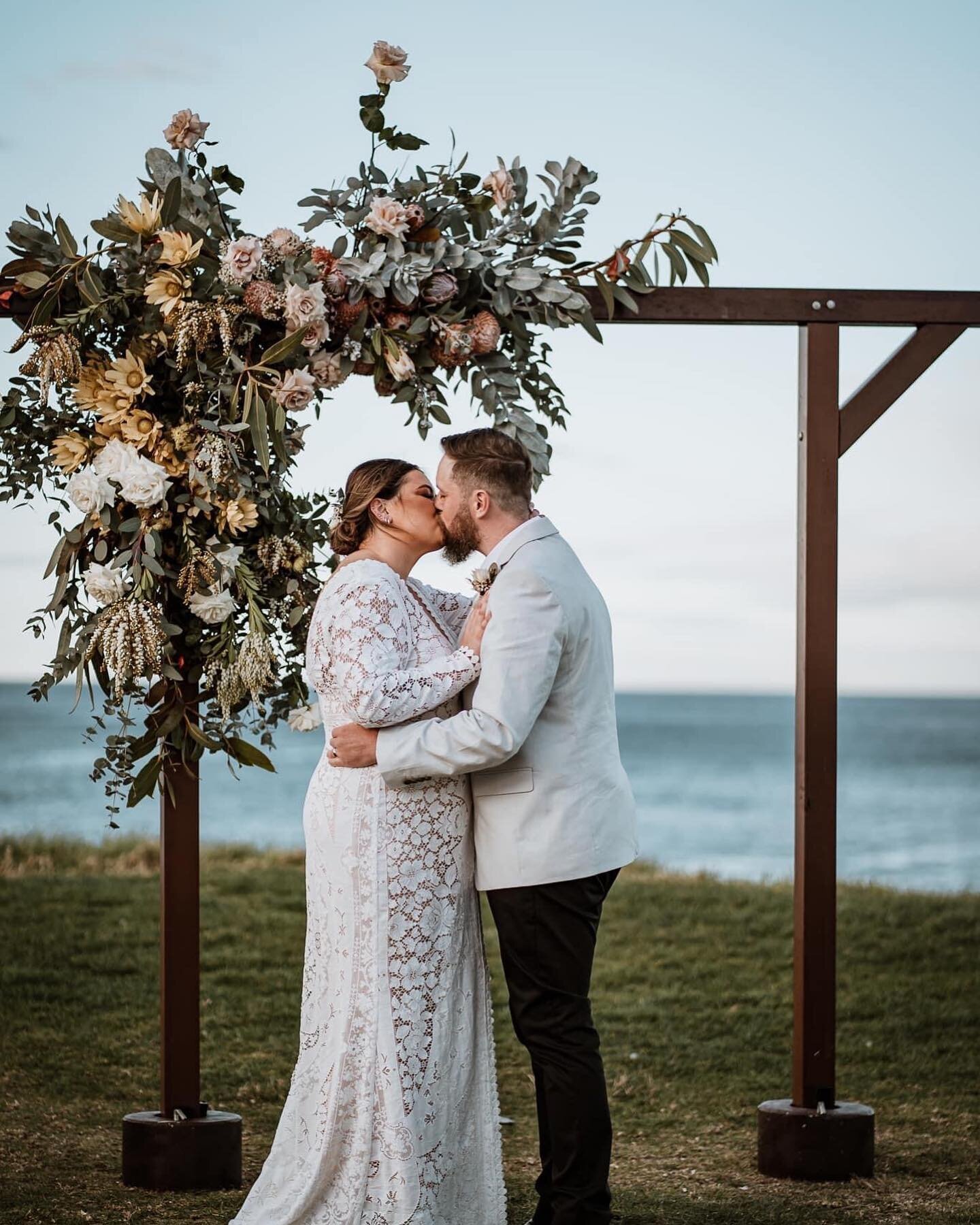A sneaky peak of our large, statement arbour piece from Claire and Kial&rsquo;s wedding a couple of week&rsquo;s back on a beautiful winter afternoon 

Claire gave me a lot of creative freedom and put her trust in me to work some floral magic. It was
