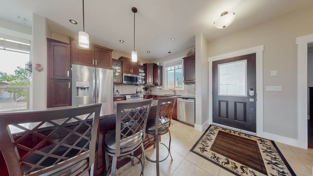 Kitchen with plenty of storage 🔪⁣
Listing Details:
📍83-6823 Tucelnuit Dr, Oliver, BC
💲675,000
🛏 2 Bed
🛁 2 Bath
📏 1240 sqft
MLS # 201903

👩🏻&zwj;💼Listing Agent: @soniamason.realestate