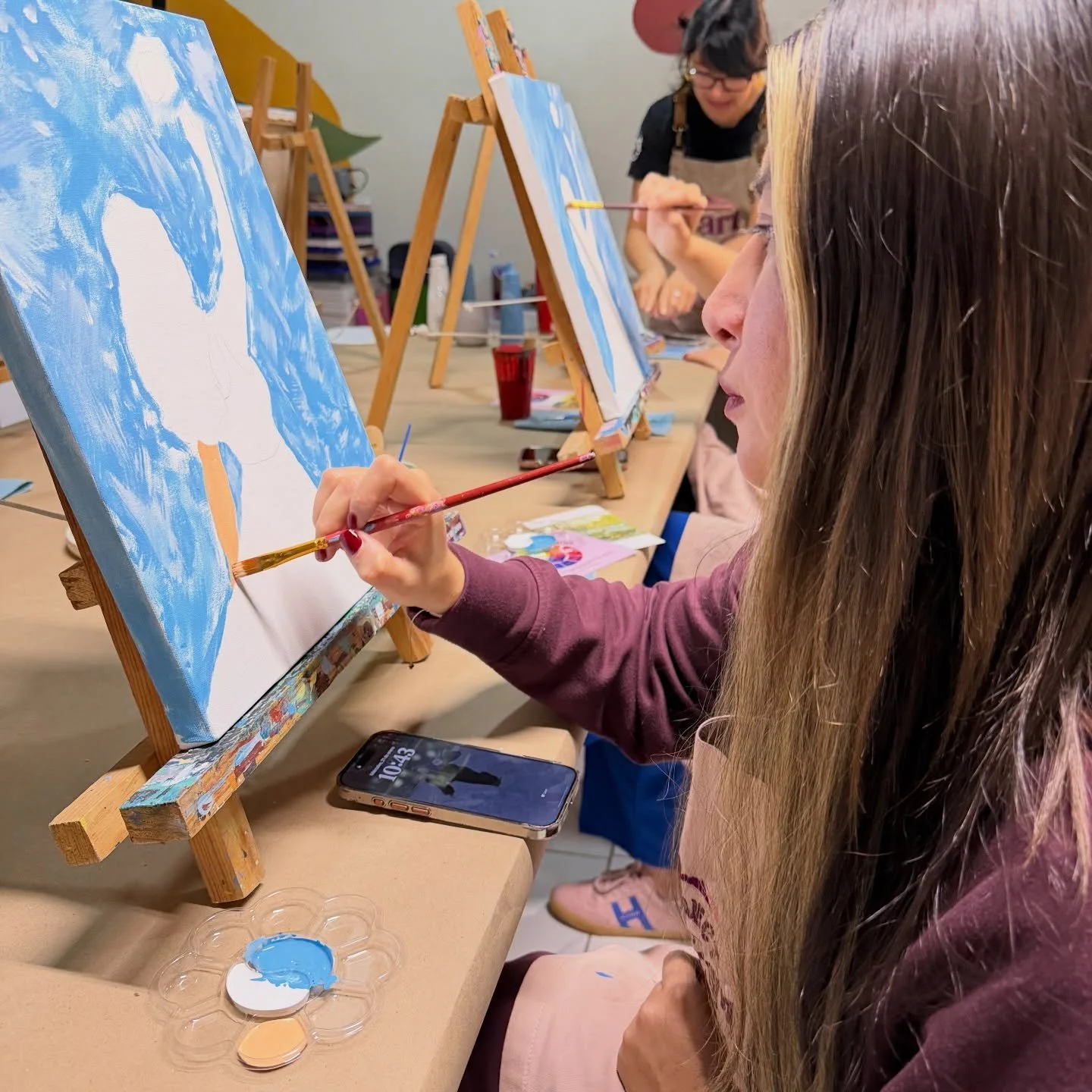 Liderar desde tu feminidad no es suavizar tu poder, es liderar desde tu esencia 💫
Un espacio de arte y reflexi&oacute;n con las incre&iacute;bles mujeres del cap&iacute;tulo Trascende de BNI, donde la creatividad se convirti&oacute; en una herramien