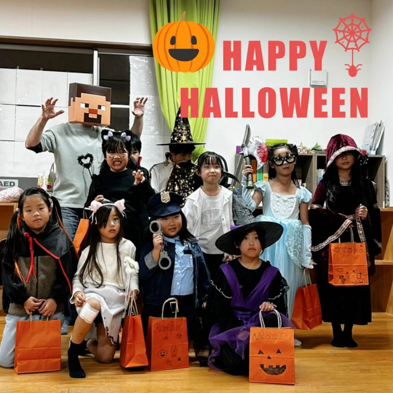 Hello!
Happy Halloween!🎃

今日は、写真がたくさんあるので
２回にわけて投稿します。

まずは、国分寺教室と、
国分寺保育園のみんなです🎃

国分寺教室は、普段のレッスンでは
１～２年生クラスと、３～４年生クラスに
わかれてレッスンを行っていますが、
この日だけはみんな一緒に！
みんな素敵な仮装で来てくれました！

#コネクト英会話 #英会話教室
#津山市 #岡山県北部
#子ども英会話
#イギリス出身ベン先生
#ニュージーランド出身マイケル先生
#ネイティブ講師と英語