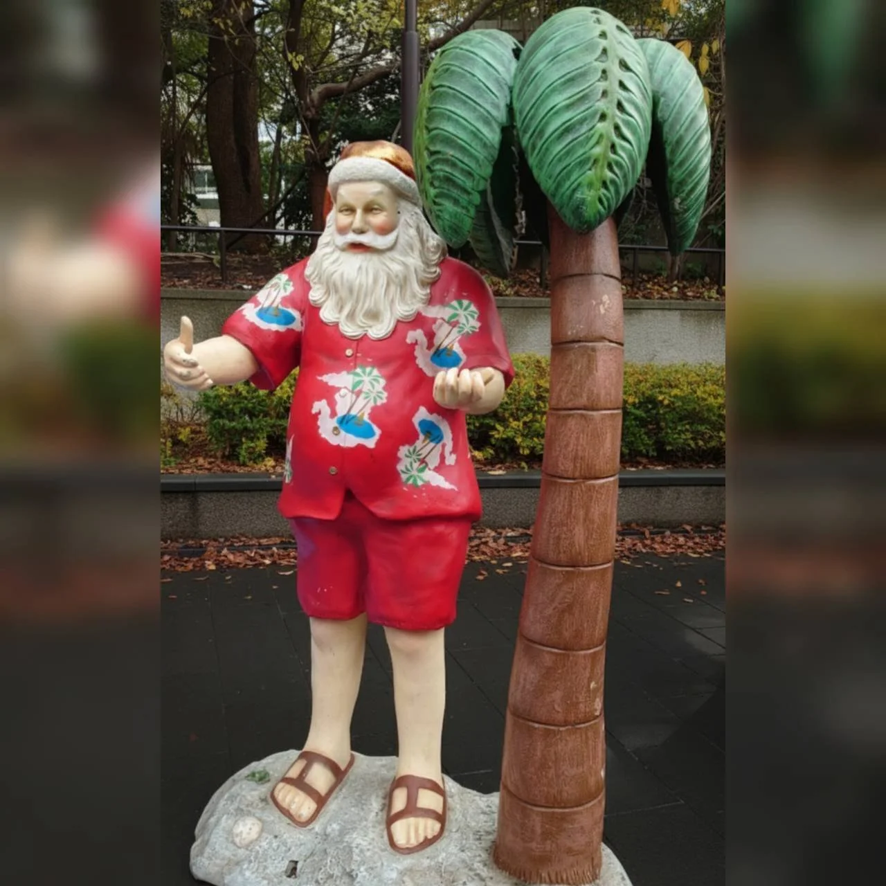 Happy New Year!!
コネクト英会話です。
本日より通常営業です。
今年もよろしくお願いいたします。

中の人は、冬休みに東京に行って参りました。
上野公園には、なぜか、半袖短パンのサンタがいました🎅🌴
南半球仕様でしょうか(笑)
(南半球では日本と季節が逆なので、今は夏）
東京駅周辺は、イルミネーションがきれいでした✨

#コネクト英会話 #英会話教室
#津山市 #岡山県北部
#子ども英会話
#イギリス出身ベン先生
#ニュージーランド出身マイケル先生
#ネイティブ講師と英語
#