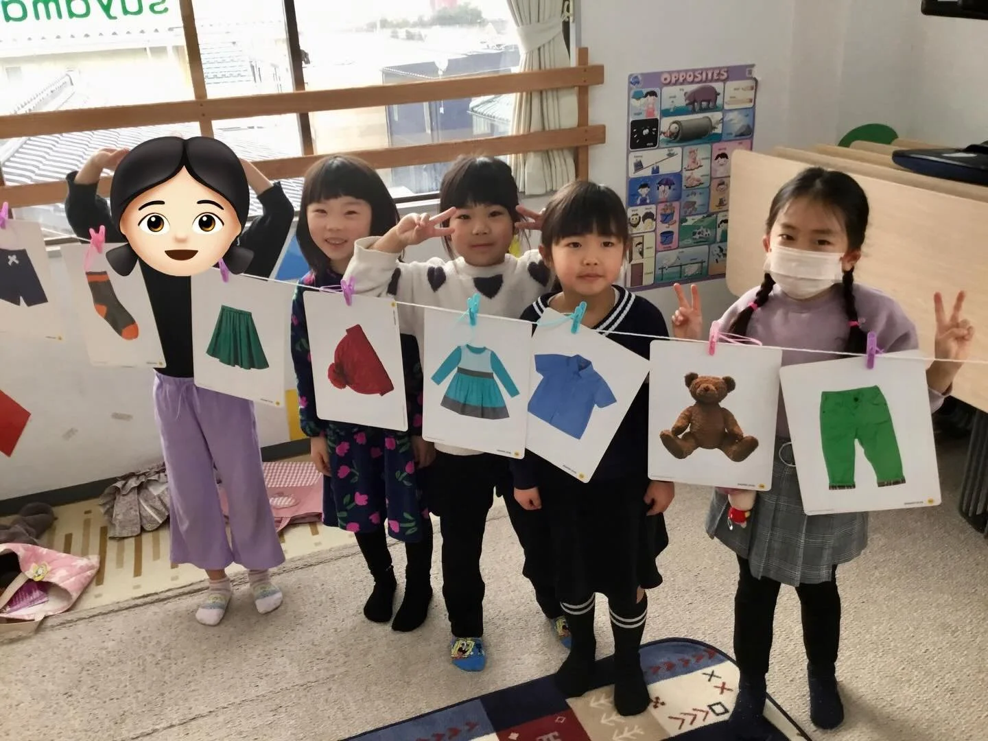 今日は「色」と「服」をテーマに、お洗濯ごっこ。
カードを干して、つまんで、並べて、笑って、言ってみる。

机の上で単語を覚えるより、
手を動かして、目で見て、日常の動きと結びつける方が、
子どもの頭と口はずっと自然に動きます。

「覚える英語」ではなく、
「使ってしまう英語」へ。

遊びの中で、生活の中で、ことばはちゃんと根を張ります。
楽しそうに見えるこの時間が、いちばん本気の学びです。

#津山 #英語 #習い事