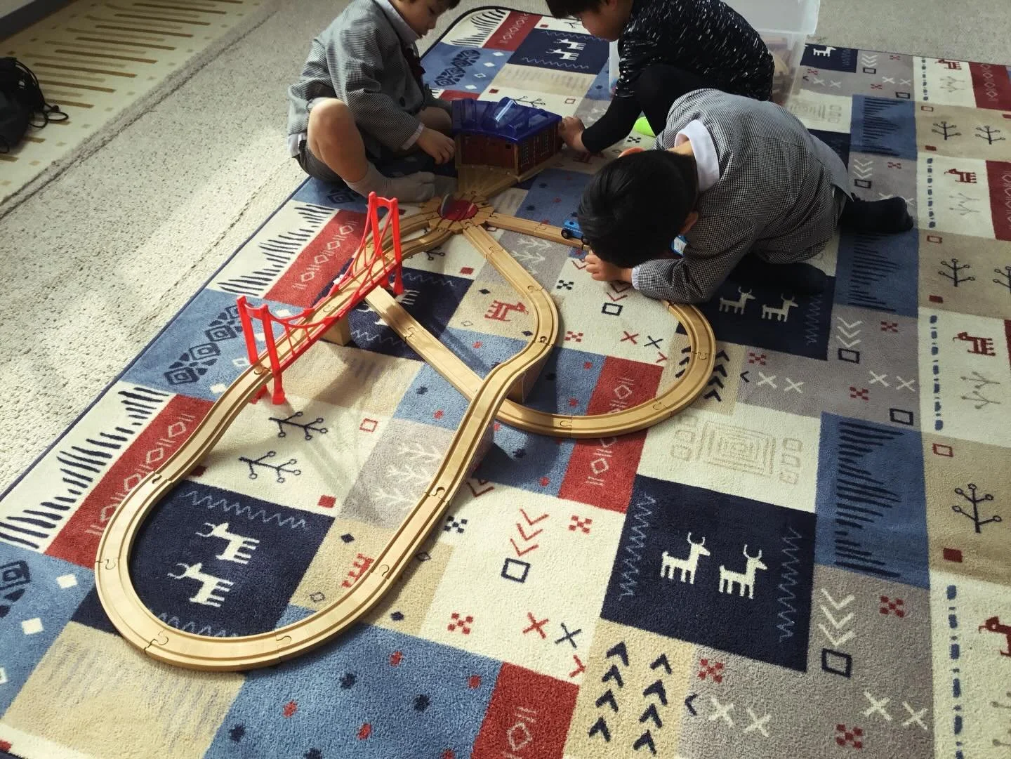 子どもたちの集中力、あなどれません。

この日は男の子たちが協力して線路づくり🚂
作りながら自然と英語が飛び交います。

「We need a curve here.（ここはカーブがいるね）」
「It&rsquo;s your turn.（次はあなたの番だよ）」
「Can I have that piece?（そのパーツ貸してくれる？）」

遊びの中だからこそ、英語が&ldquo;勉強&rdquo;ではなく&ldquo;道具&rdquo;になります。
順番を守ること、相手にお願いすること、協力