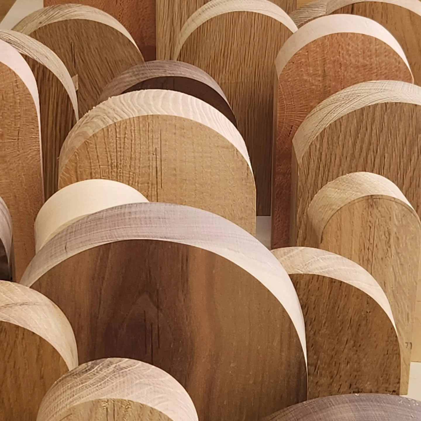 Batching up a run of vases using up lots of offcuts. Tells the story of the year in timber!

#offcuts #woodworking #nzdesign #interiordesign #vase