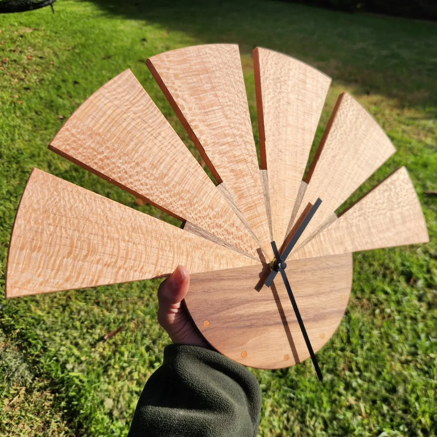 We needed a new clock, so I got a nice chance to play with some choice offcuts of walnut and quartersawn silky oak.

Inspired by our community of Te Atatū - 'the dawn'

#nzdesign #woodworking #clock #handmade