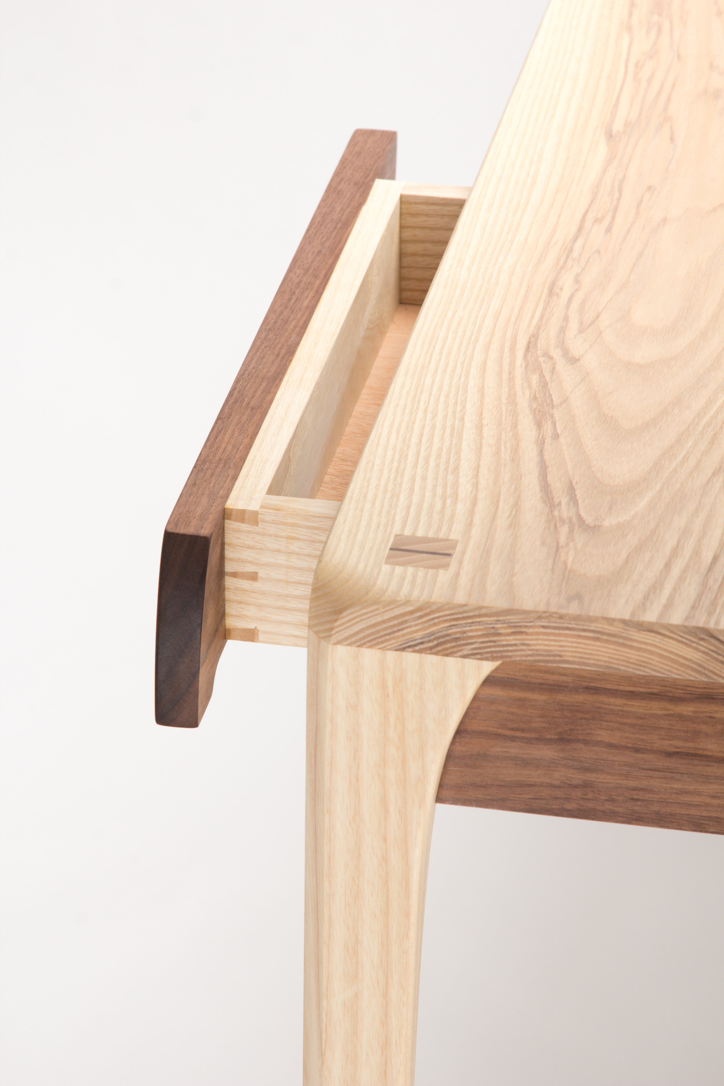 2022_desk_drawerdetail.jpg