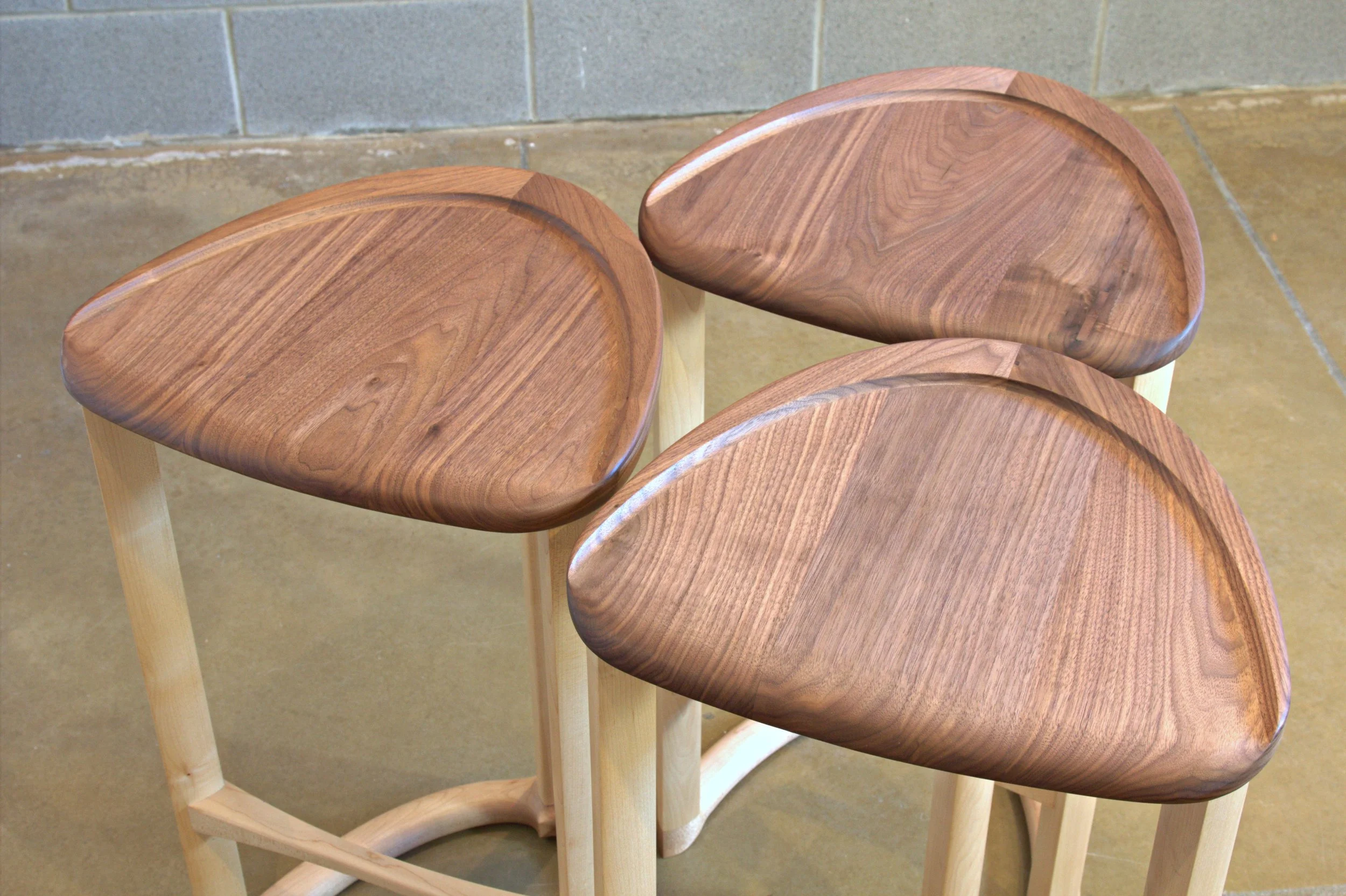 Set of 3 : Wishbone stools in Walnut and Maple