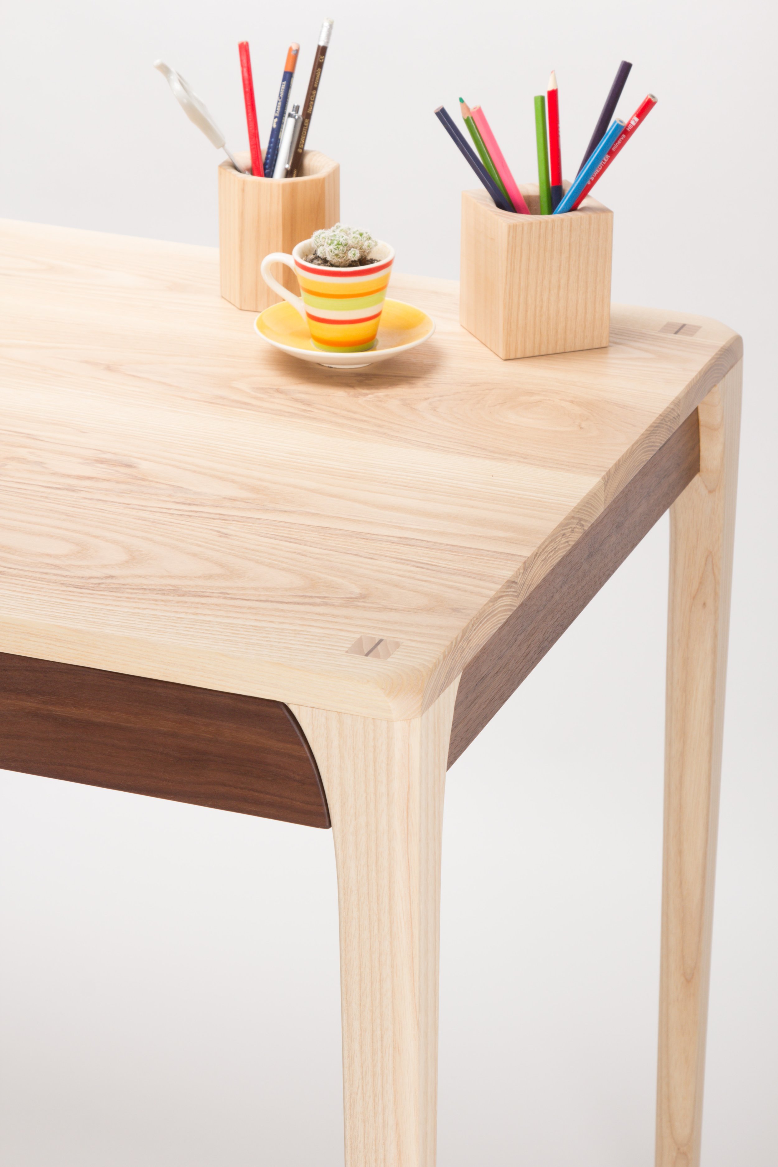2022desk_detail_objects1.jpg