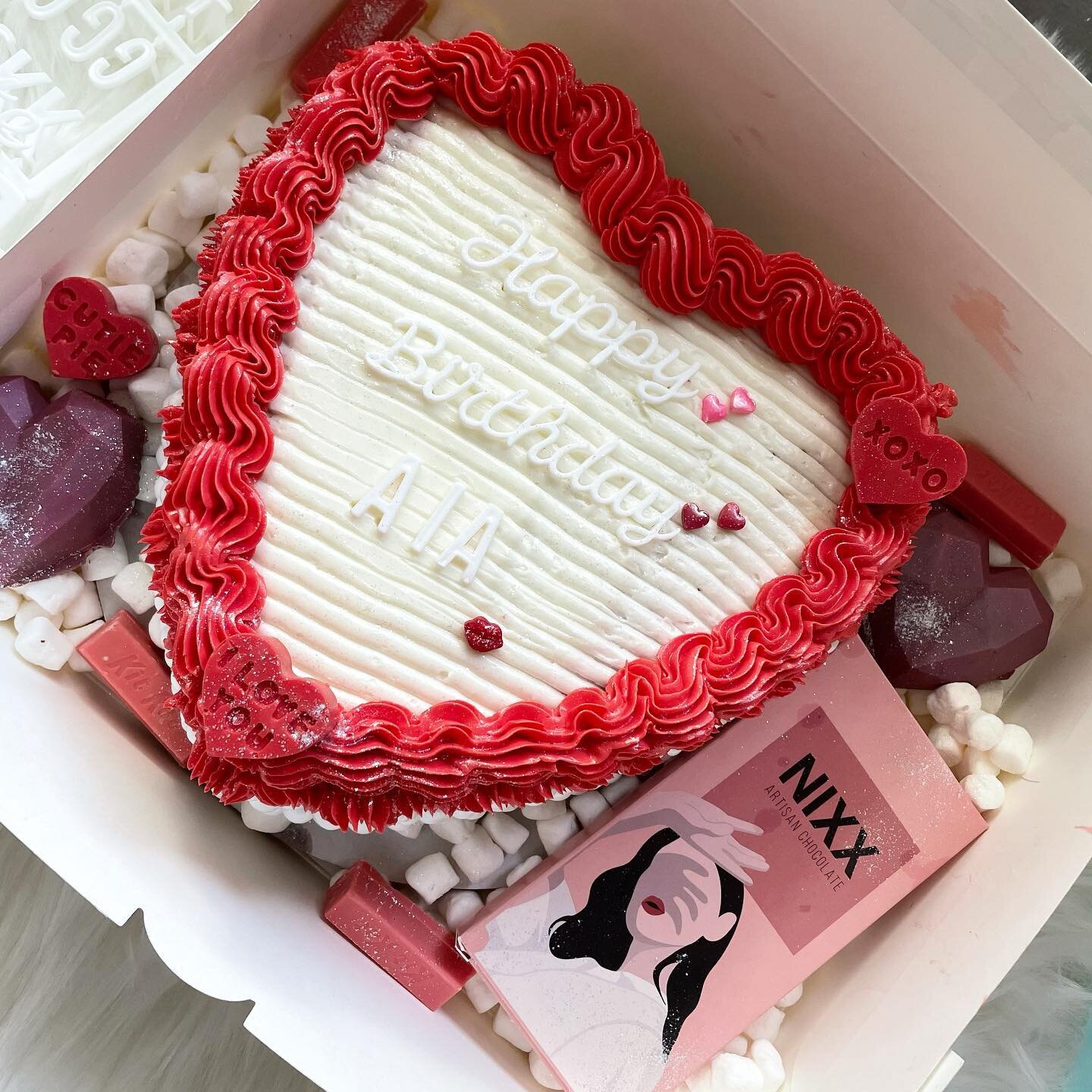 Happy Valentine&rsquo;s Day to all and Happy Birthday to my sister @ai.arts_ ! 

All products used are from @cakeartbox 

#cakeheart #valentinescake #nixxchocolate #cakebox #chocolategooey