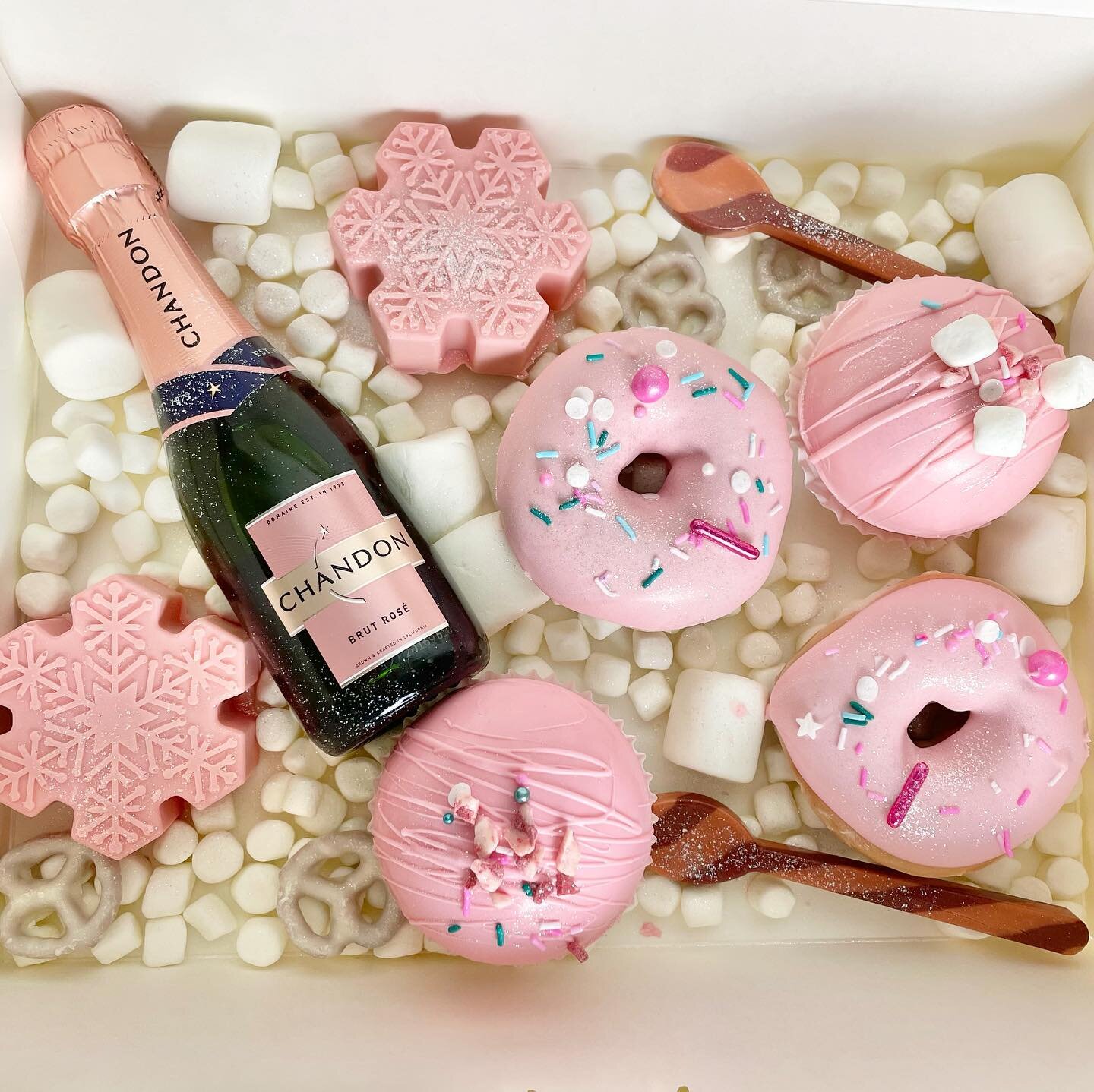 Christmas Treat box.❄️

✨Snowflake Cakesicles
✨Peppermint Cocoa Bombs 
✨Caramel Spoons
✨Donuts
✨ @chandonusa Rosé Sparkling Wine Mini

All chocolates are made with Finest Belgian Chocolate @callebautchocolate