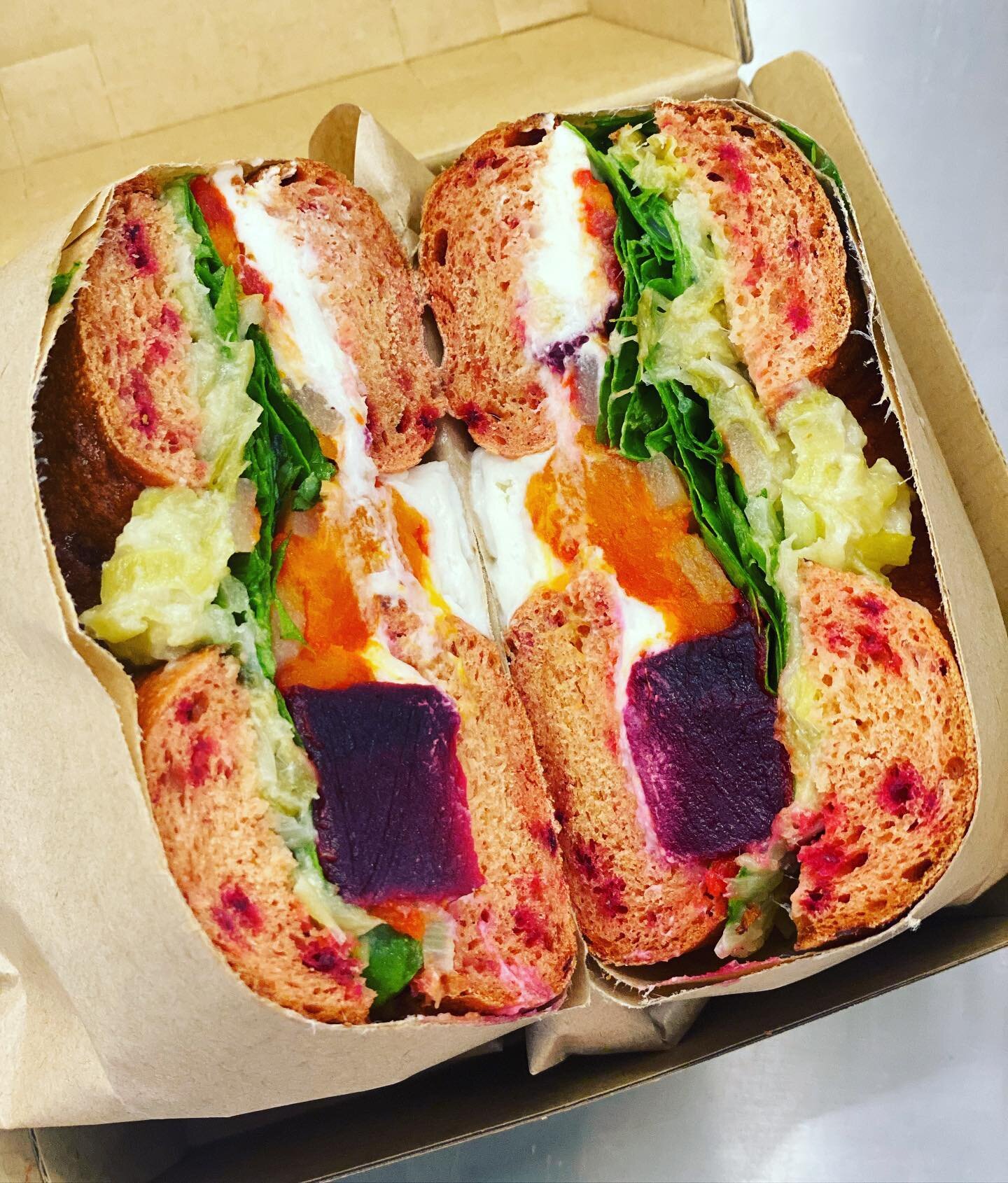 Le bagel Barbie GRTA est à la carte jusqu’au 22 octobre dans le cadre du concours de la restauration durable « À Table ».
Il est délicieux, végé, bio et garni avec des produits provenants