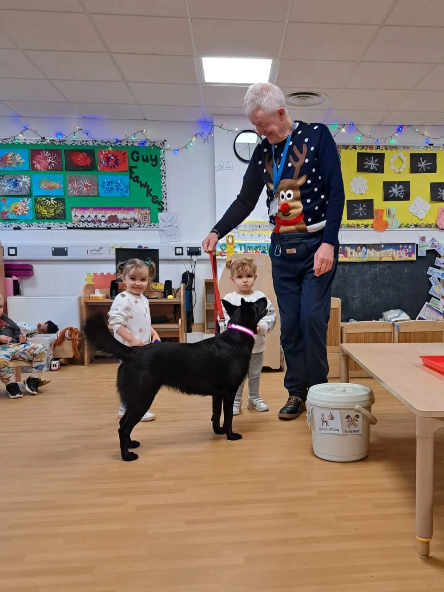 We loved welcoming Fred and his wonderful therapy dog Pip to Oasis Nursery for their final Pets as Therapy session before Christmas. 🎄 Pip brought so many smiles, gentle moments and happy faces, making it a truly lovely experience for our nursery ch