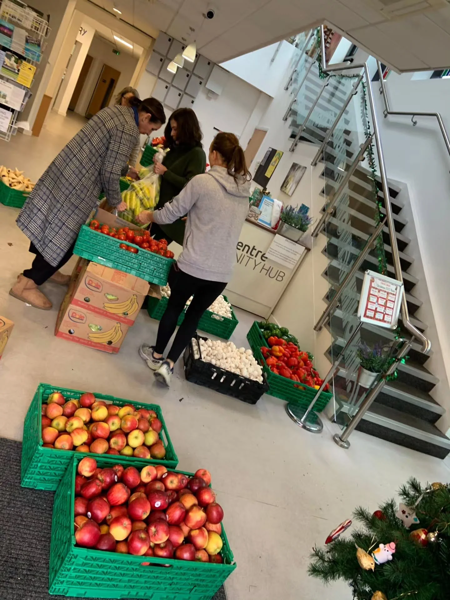 Fresh fruit and vegetables arrived yesterday and were all packed and ready for our Christmas hampers! 🥕🍎

A huge thank you to the amazing Oasis team and our wonderful volunteers for their hard work and dedication. Every box packed helps us provide 