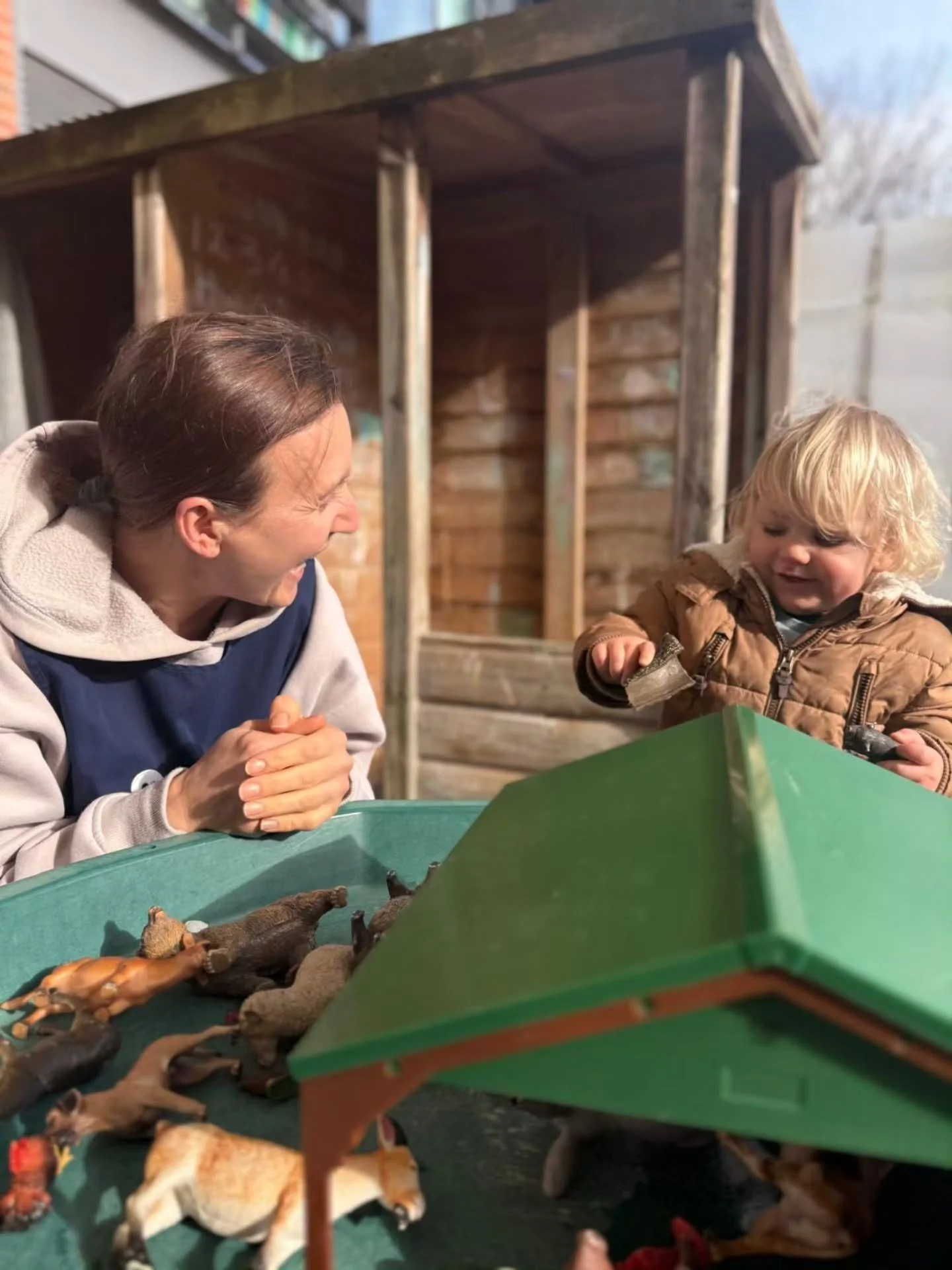 This week at 𝗢𝗮𝘀𝗶𝘀 𝗡𝘂𝗿𝘀𝗲𝗿𝘆, our children have been exploring the world of vehicles 🚜🏗 From tractors and diggers to cranes and bulldozers, learning has been brought to life through hands-on play and imaginative activities. These experien
