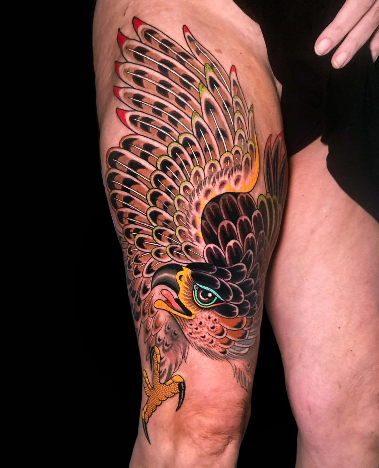 EAGLE 🦅✨ Andrea recently approached me with a picture of a beautiful mural she had seen and admired in town (last slide, don&rsquo;t know the artist but please comment/credit if you do! 🎨)
We based the lay out for her eagle on this image and then a