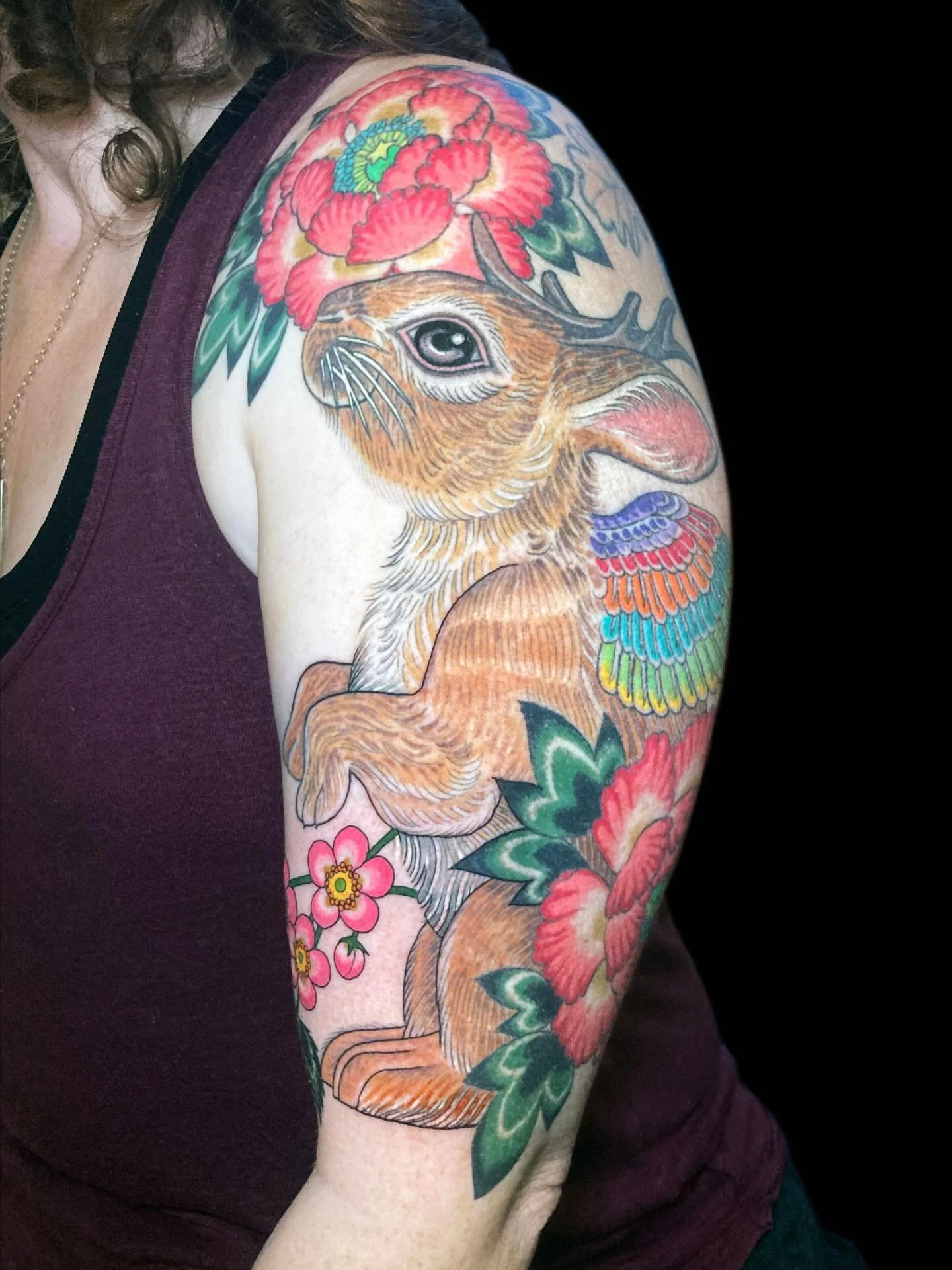 A few months healed Wolpertinger on Susannah, who was visiting from Germany over Christmas and took the chance to add a couple of flowers to her piece we did early last year. 🌈 Lovely seeing you @theviolettigerstudio ! 💜 @magic.tattooing ✨ 

Back t