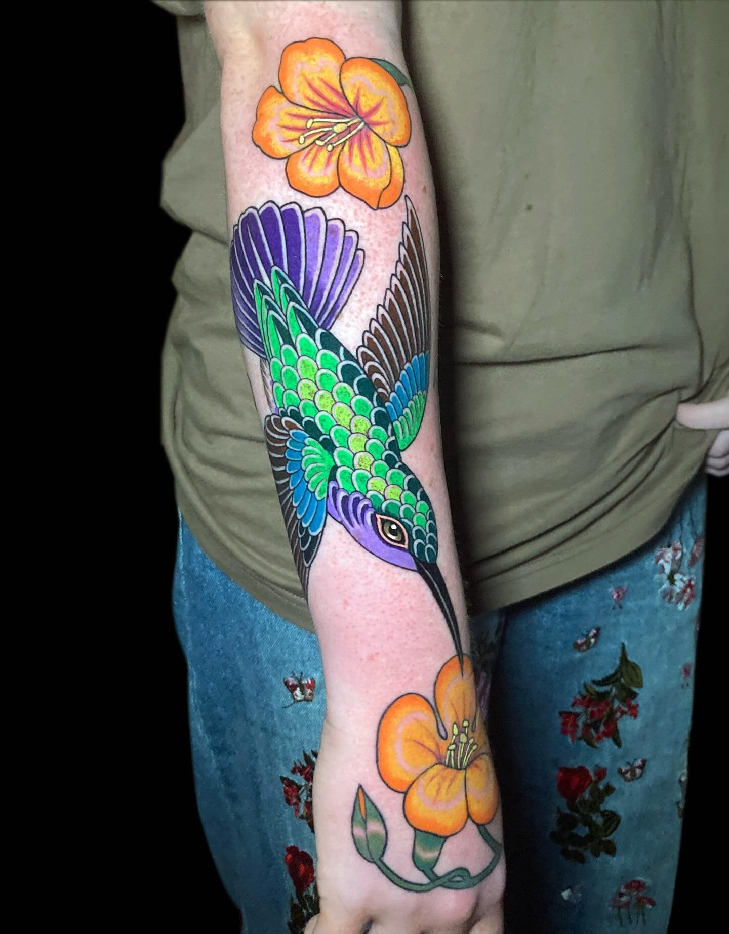 Hummingbird and trumpet vine flowers for Jason, inspired by the artwork on his grandfather&rsquo;s guitar 🌺🎺🌈 💚 
Thank you for trusting me with this piece Jason! Done @magic.tattooing early Feb. 

I&rsquo;ll be back to the U.K. in a few weeks and