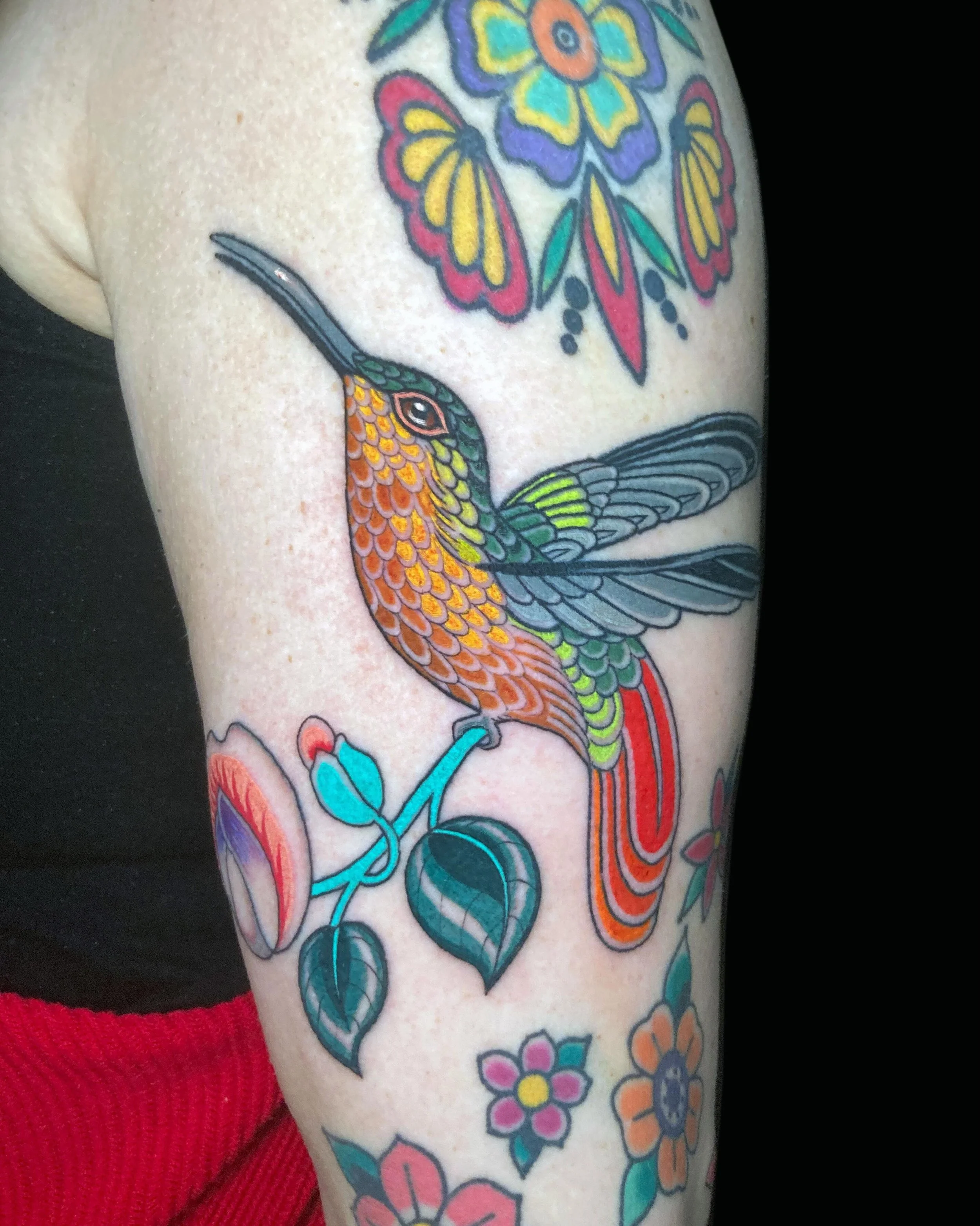 Third and last addition to Nikki&rsquo;s arm (for now), humming bird from my flash to fit amongst her existing flower tattoos 🌼 Thank you Nikki! Done @magic.tattooing ✨

For info and booking please get in touch using the link in my bio 💌
&bull;
&bu