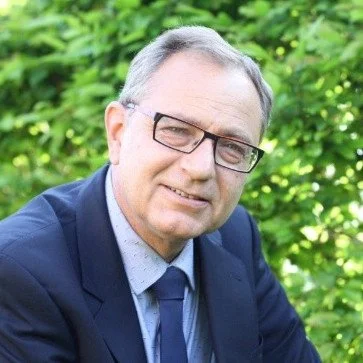 Portrait of Peter Goldschmidt, former Director of EIPA Luxembourg, recognising Tomasz Kramer’s strong project management skills in meeting deadlines, budgets, and coordinating stakeholders.