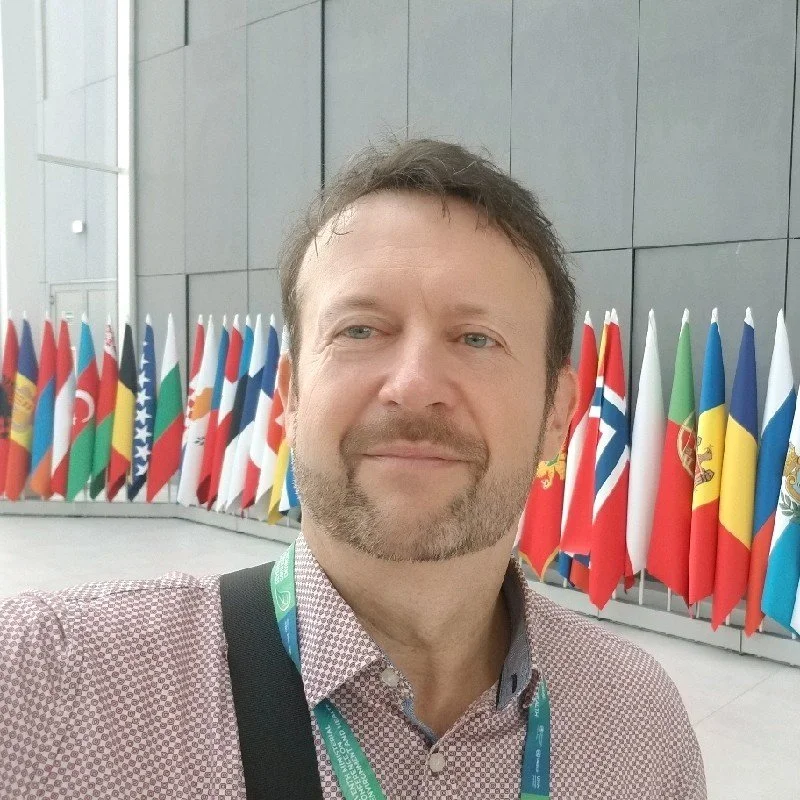 Portrait of Wim De Coen, Head of Unit at the European Chemicals Agency, endorsing Tomasz Kramer’s ability to convey complex EU law with passion and relevance.
