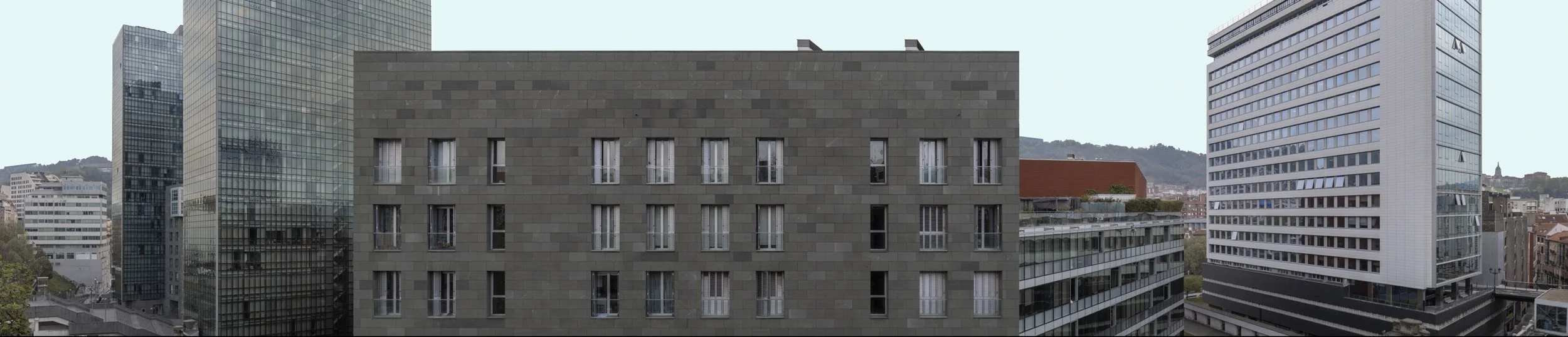 Edificio de apartamentos de color gris en una ciudad