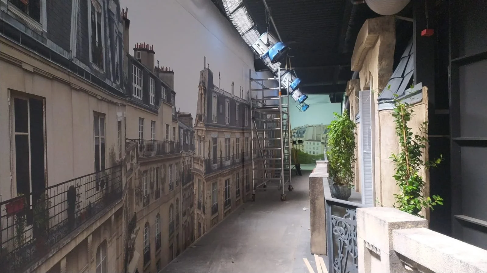 Forillos totalmente personalizados en gran formato para recrear Paris en plato, permitiendo rodar enfrentados dos edificios con continuidad total.