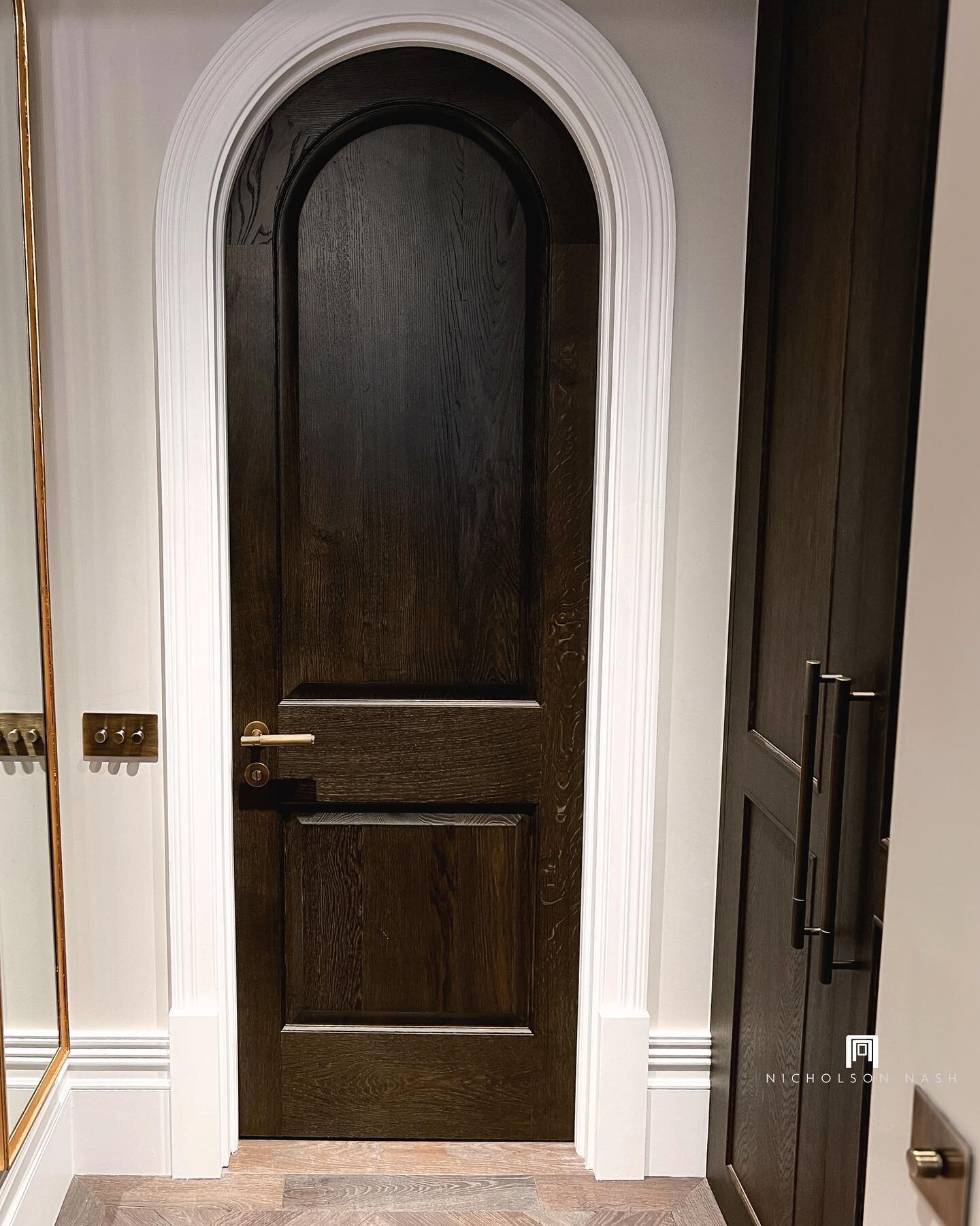 Curve appeal &bull; This doorway is not your average entrance; it has a unique twist. An impactful feature; this stylishly crafted bespoke door adds sophistication and whimsy to our clients home 🚪

Work by us @nicholsonnashfurniture in collaboration