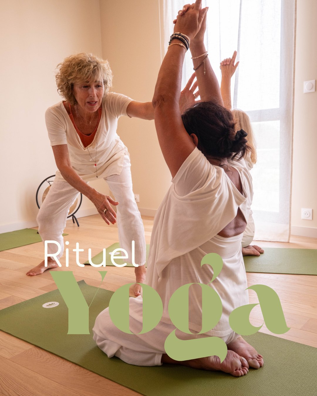 Les cours font une pause pendant les vacances&hellip; mais votre tapis peut rester de sortie. 🌿

Et si vous profitiez de ces quelques jours pour cr&eacute;er votre propre petit rituel yoga &agrave; la maison ?
Pas besoin d&rsquo;une heure ni d&rsquo