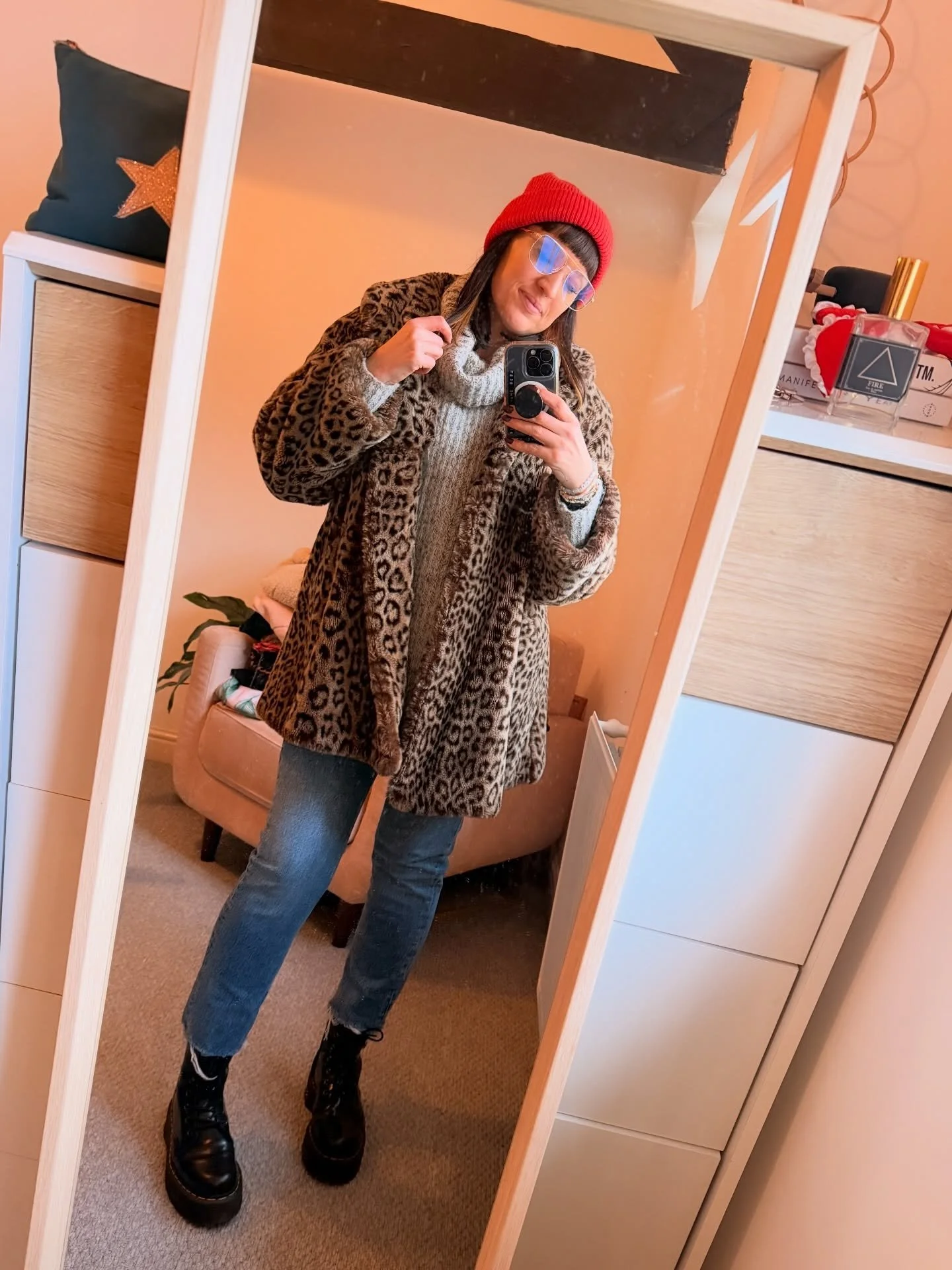 Bits of life lately that made me smile and trust in good and truth and joy &hellip;

1. Hat to boots all  @vinted 💫
2. @glennondoyle @blcksmth 
3-4. Cute Soundbath @littlebea_pocklington (next 3 dates live 🫶)
5. @heysarahcarter fave!
6-8 @manifest.