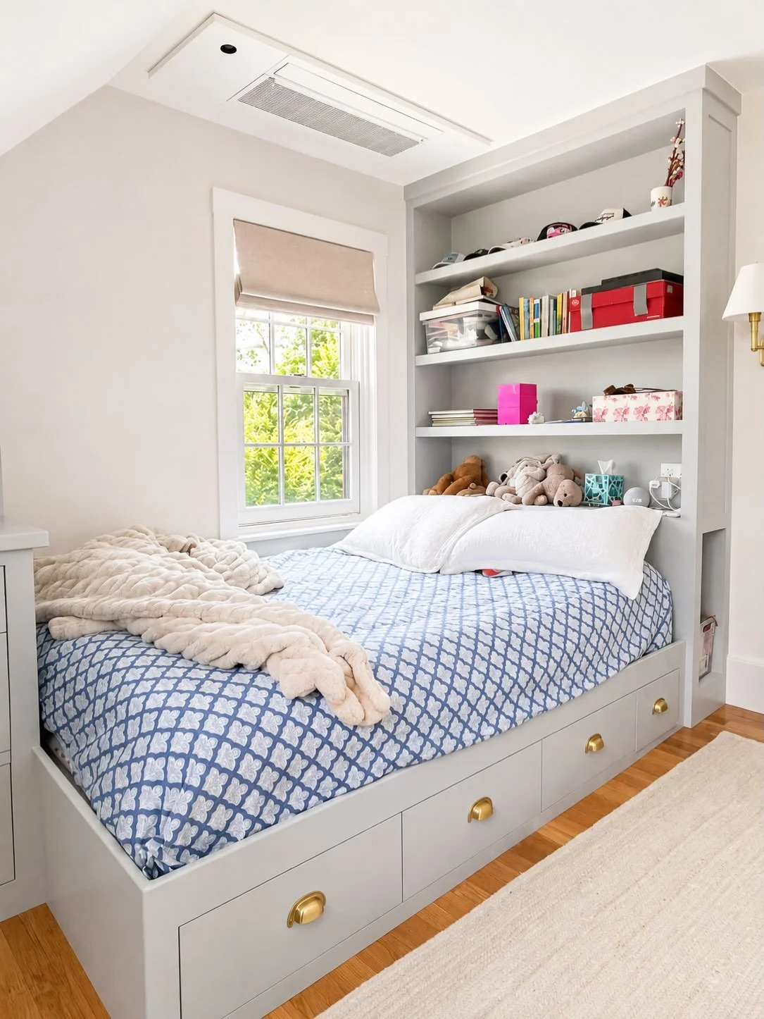 We wrapped up a full scale renovation this summer on a beautiful (but small!) antique home in Beverly, MA. Our clients have great taste and chose beautiful @farrowandball colors for each space. We created custom built-ins to maximize space and storag