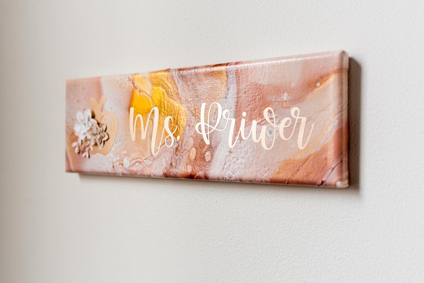 Elevate your teacher appreciation game with our one-of-a-kind acrylic pour painted signs! 🎉 Designed to capture the spirit of teaching, each piece is a symbol of admiration and respect for the incredible work that educators do. Whether for a favorit