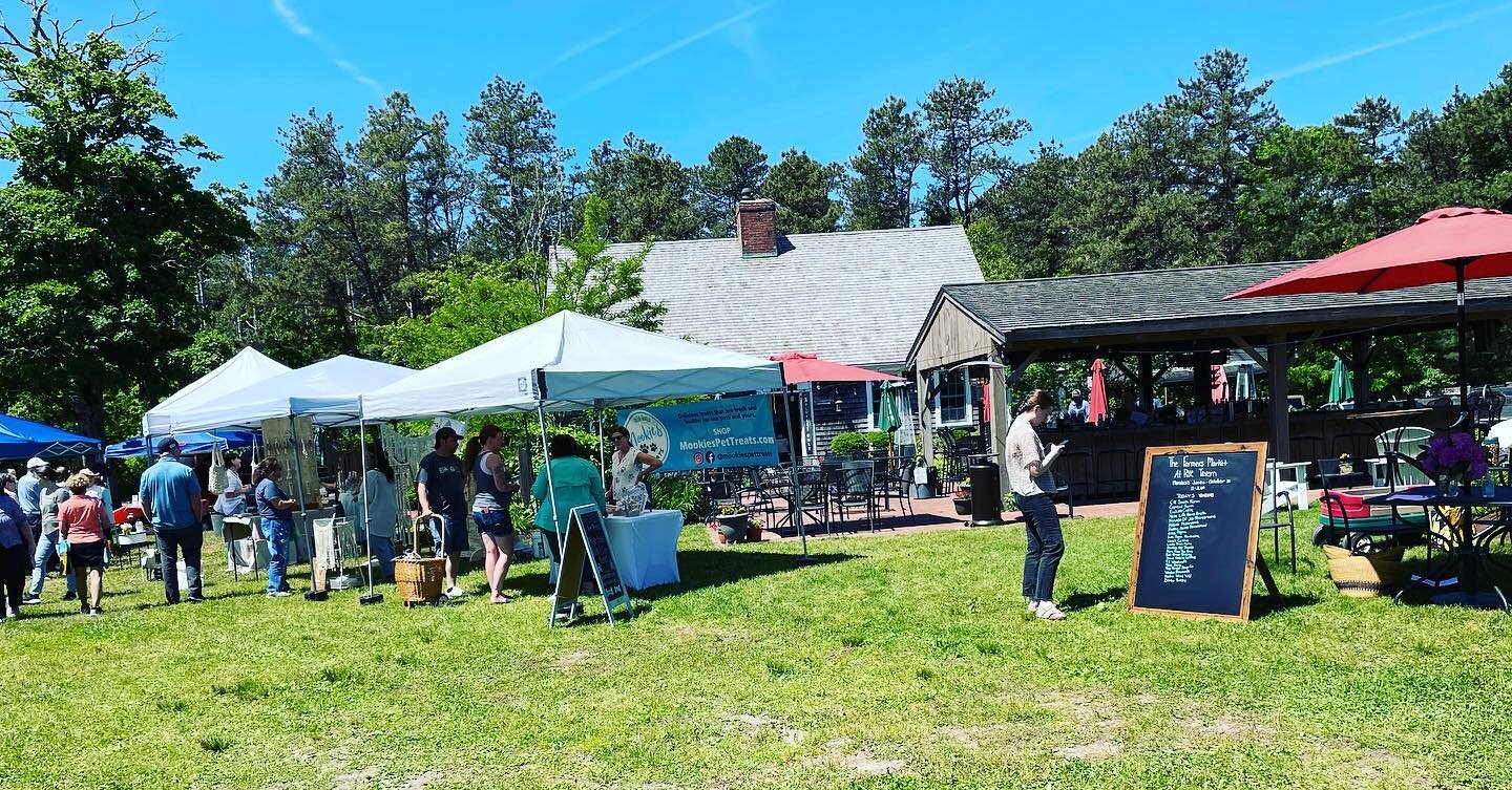 Looking for a great spot to enjoy the outdoors, shop local, and roam the Rye Tavern&rsquo;s beautiful grounds and hang out at their out doors bar, then mark your calendar for Mondays all summer long! #ryetavernplymouth #plymouthma #farmersmarket #sum