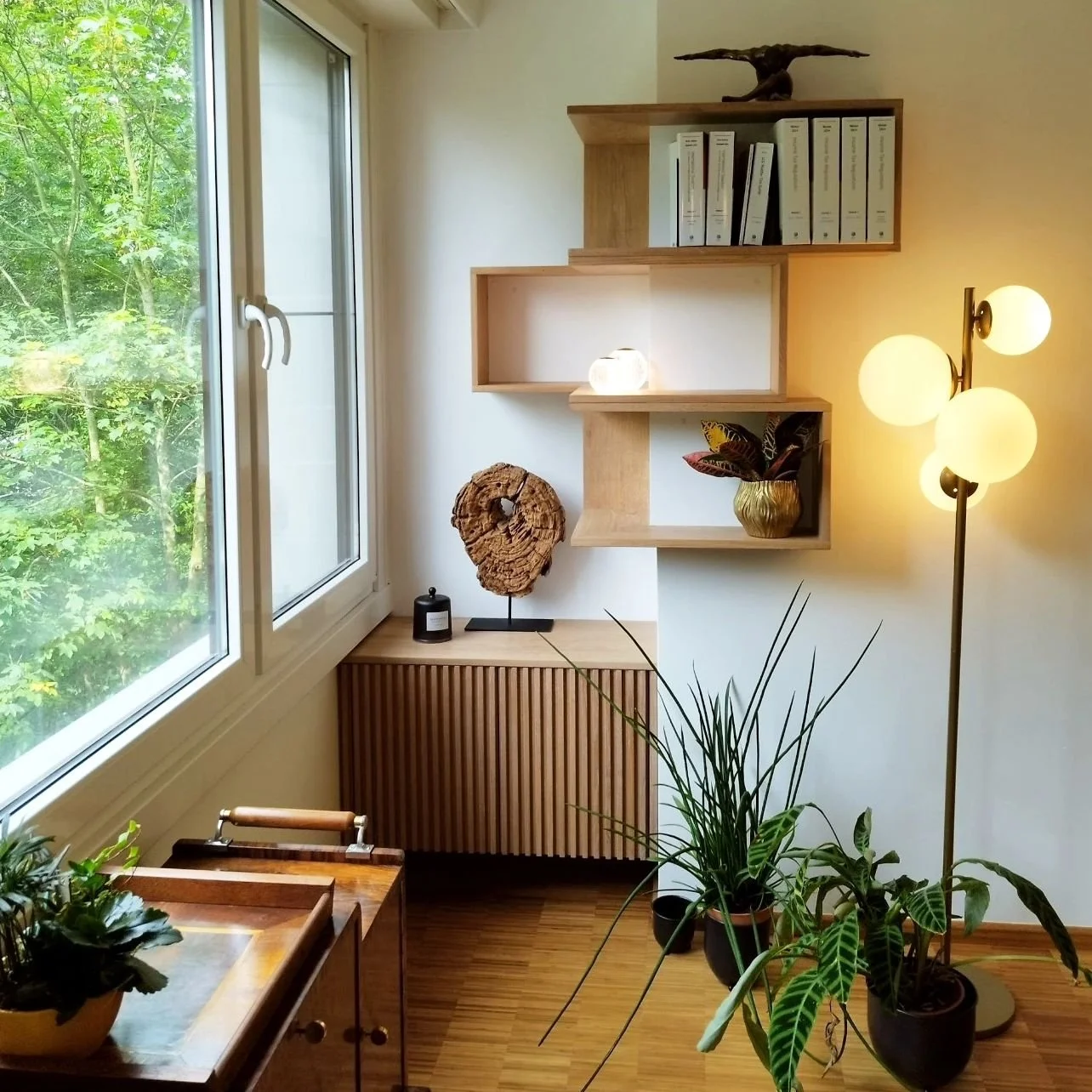 A very nice project in a lovely Art Deco living room in Leuven.

It consisted of a set of modular bookshelf with hanging cabinet, including some solid wood bookshelves with assymetric shapes built around 2 corners in the living room. 

It is nicely c