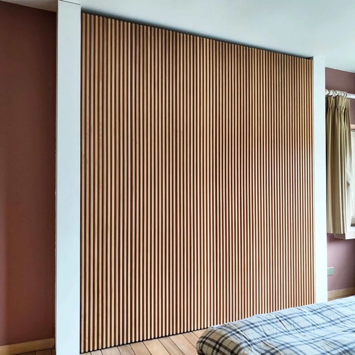 Elegant wardrobe with magnificent oak wooden doors finished with vertical solid wooden slats.

The dressing built-in cabinet measures 2,2 m width and is 2,5 m high.

The design is centered around the natural  beauty of the oak wood veins giving it a 