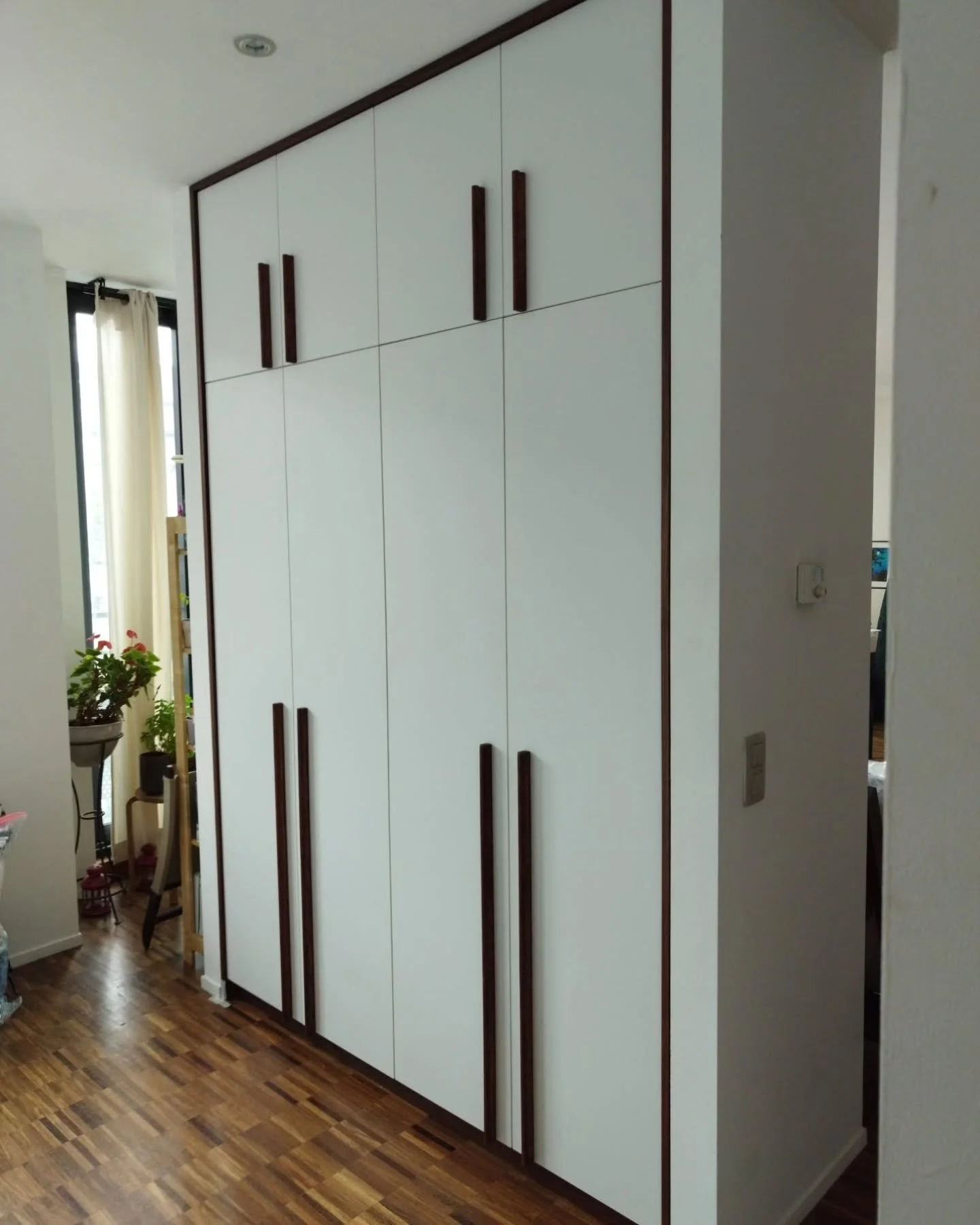 Modern built-in wardrobe and cloakroom

Cabinets made on measure to fit in two existing open spaces in trendy apartment in Brussels. 

We choose together with the customer for a minimalistic sleek design to reflect the atmosphere of the living room.
