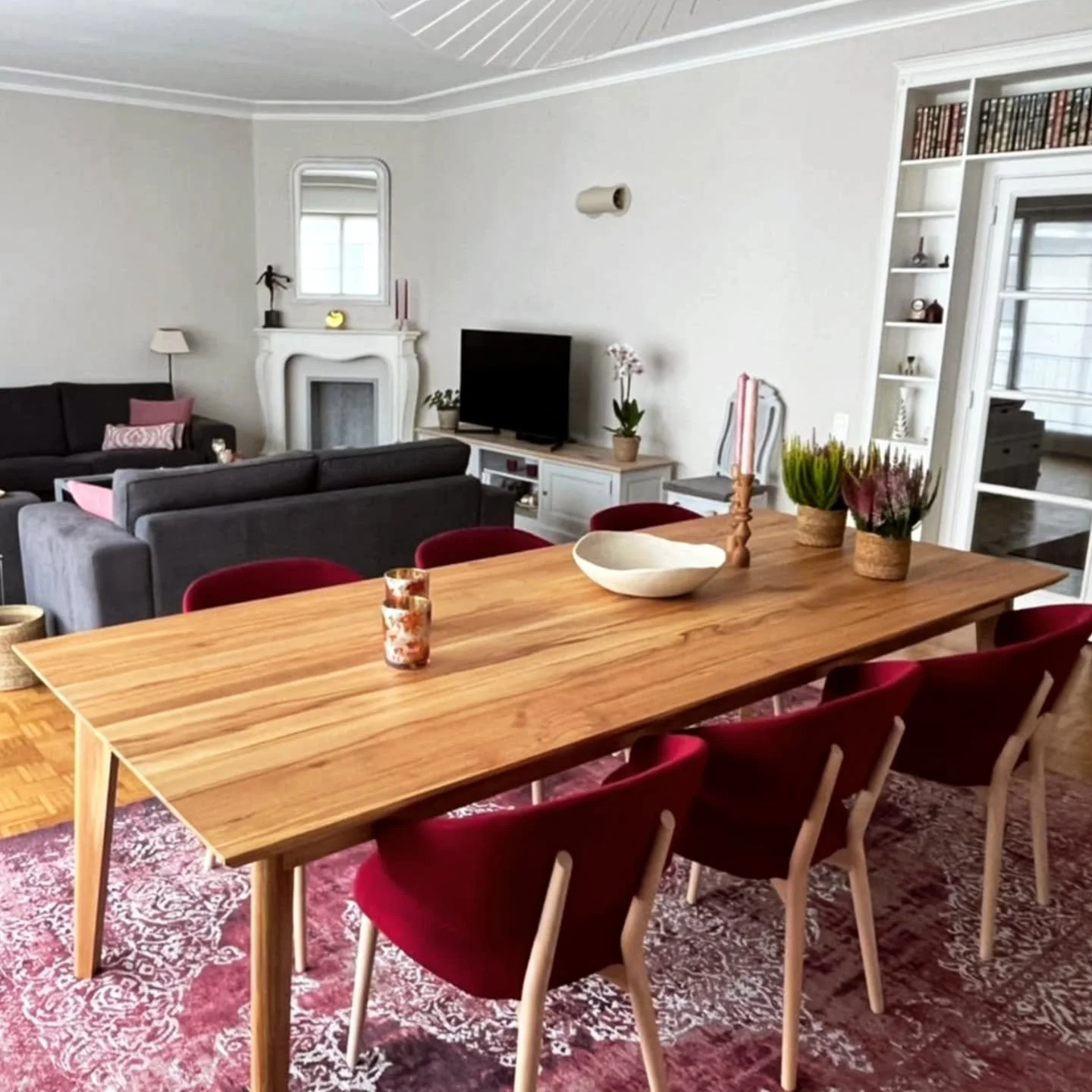 Custom-made dinning table with locally sourced beautifull beech wood from the Brussels region Sonian Forest sourced by @Sonian.brussels (https://sonian.brussels/)

A beautifull contemporary design made by @arianevandievoet (https://www.arianevandievo