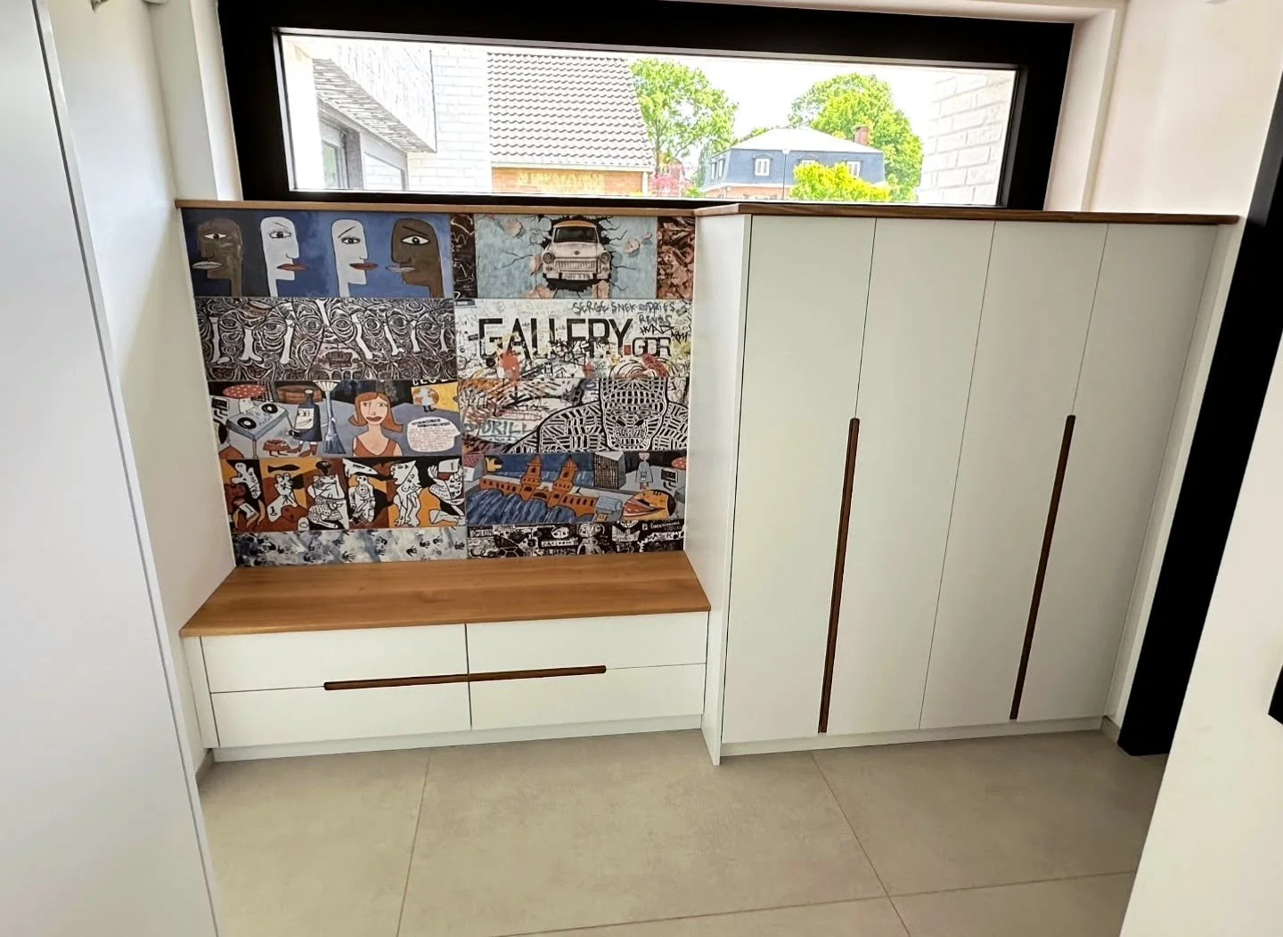 We had the opportunity to completely furnish an entrance hall with some sleek, custom-made cabinets.

Along with the creation of a custom-made wardrobe, the customer wanted a shoe cabinet combined with bench with drawers.

The minimalist design with 