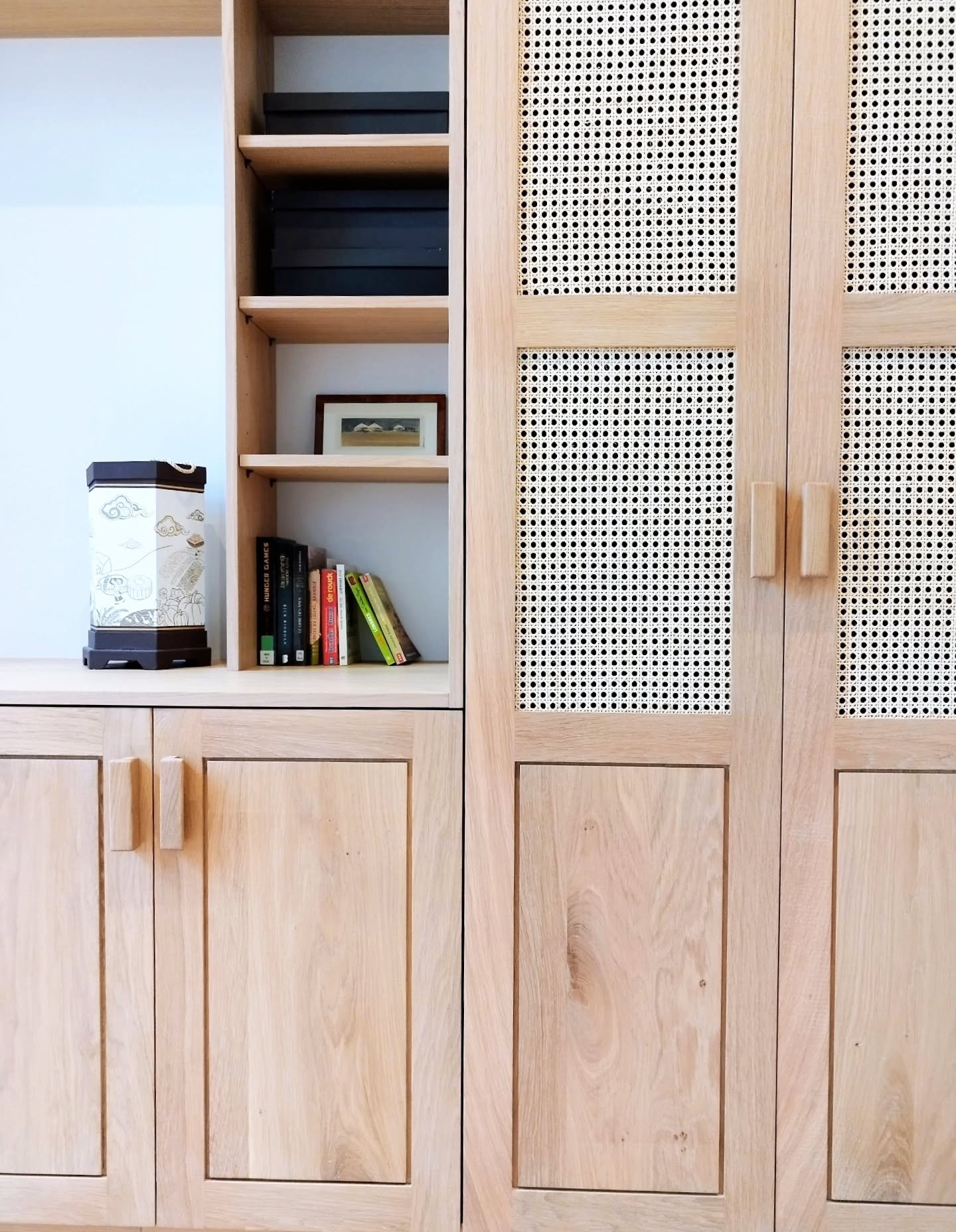 Elegant built-in wardrobe with solid oak doors and rattan caning.

A bespoke design created exclusively for the master bedroom of a beautifully renovated maison de ma&icirc;tre in the heart of Antwerp.✨

This impressive piece measures approximately 4