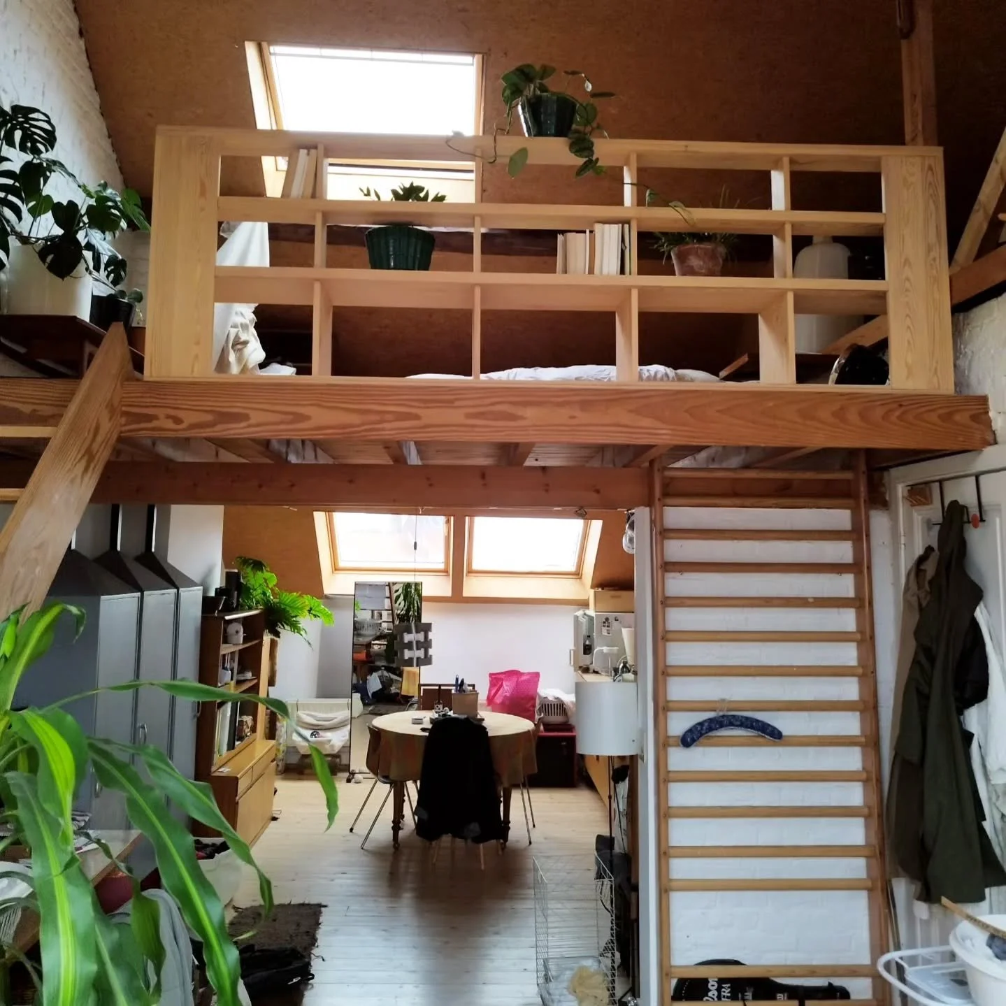 Creation of a safety railing with decorative shelves on mezzanine.

The main objective was to create a ramp on the mezzanine for safety purpose, and, at the same time to integrate a furniture in a similar style of the existing cladding of the attic.
