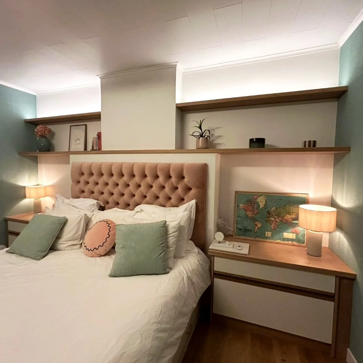 Stylish customised built-in cabinet elements for a master bedroom in cosy house in the heart of Anderlecht.

The project consisted of integrating the king size bed with the chimney and create floating shelves in natural wood with integrated indirect 