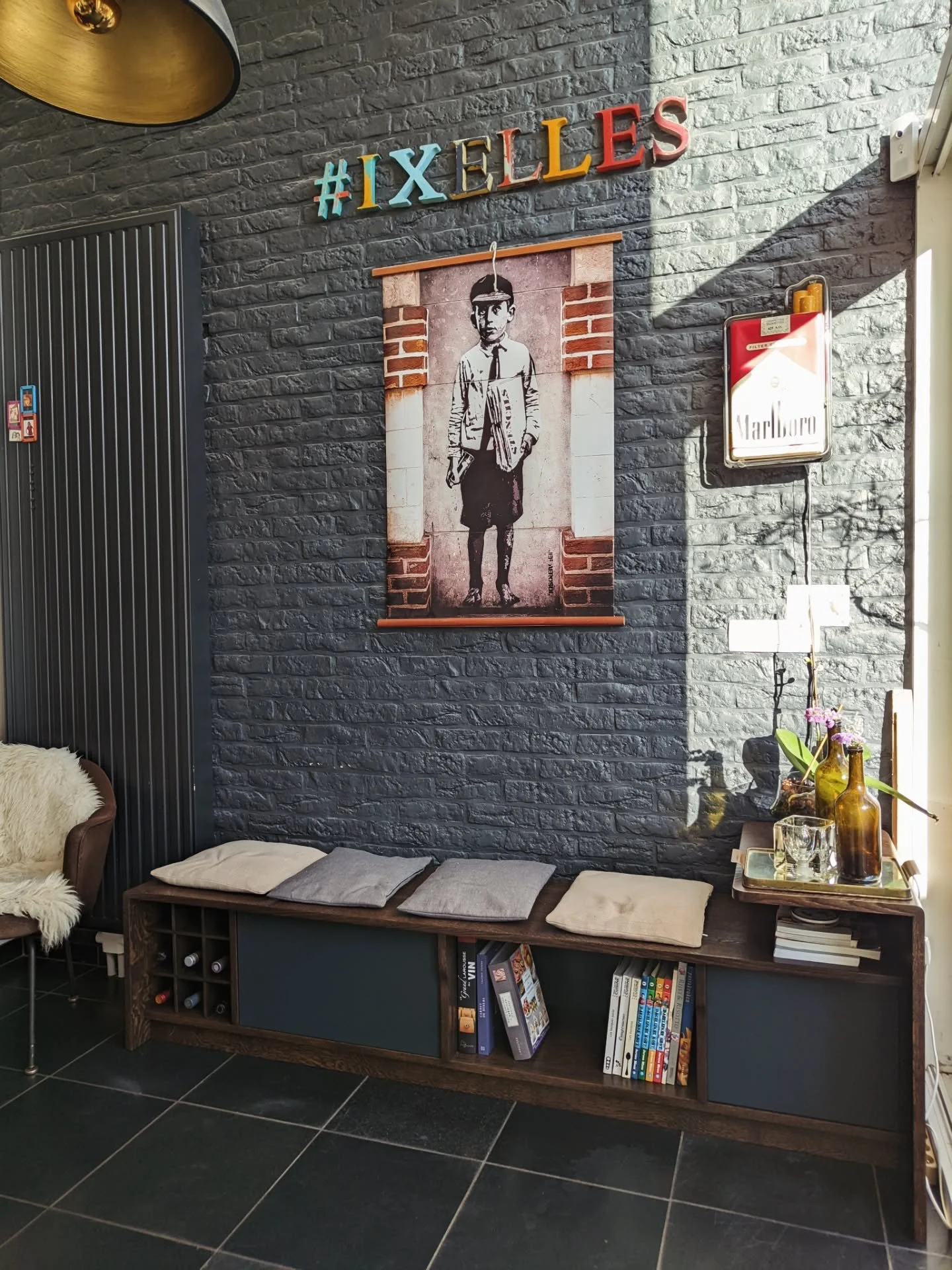 Cosy bench corner in the kitchen area
Do you also find yourself regularly enjoying coffee and/or drinks with family or friends in your kitchen? 

These days, the open kitchen has become the heart of the home&mdash;the place where we often spend most 