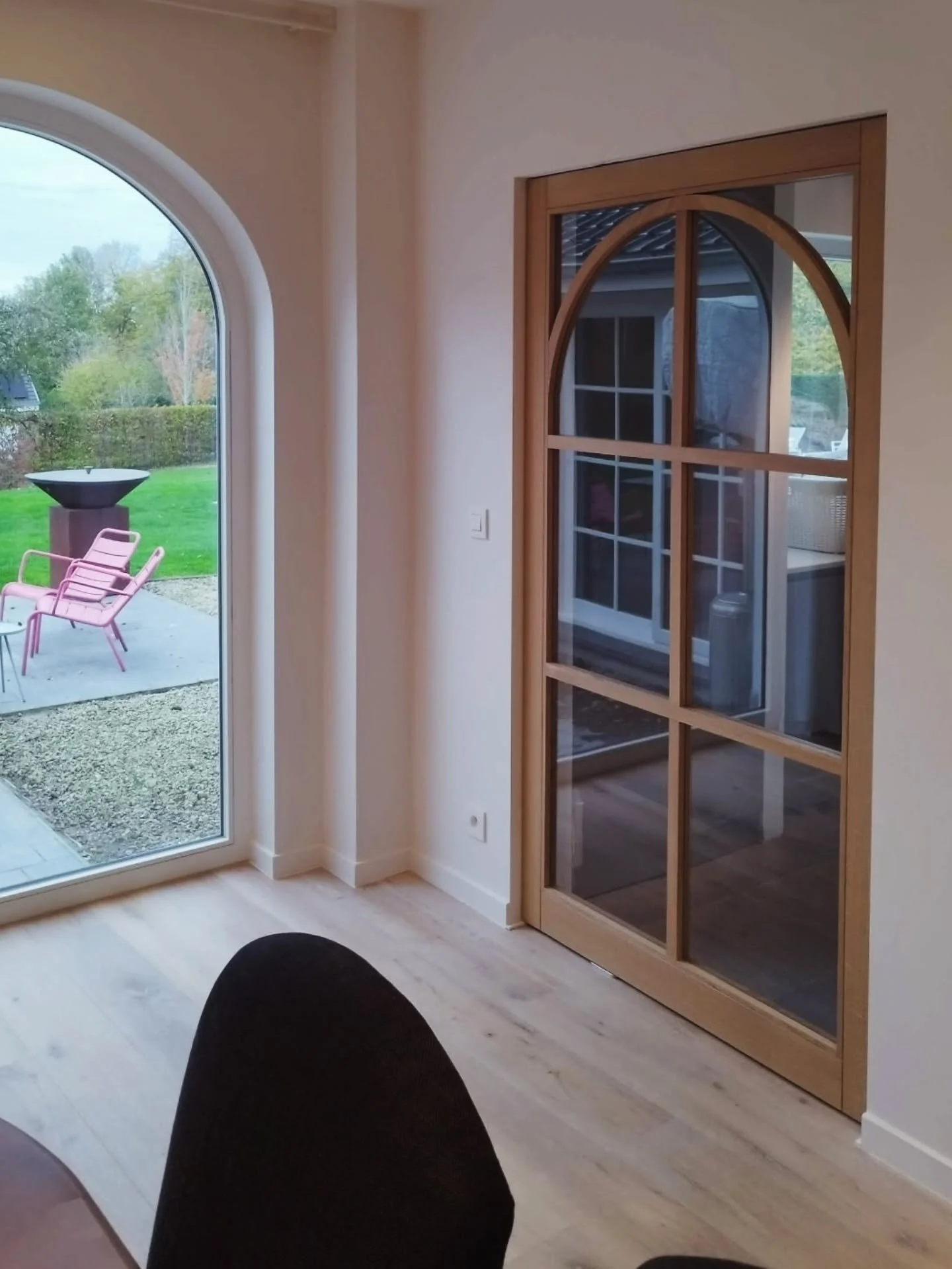 Couple of classic-style pivoting doors installed between the dining room and the kitchen, and between the entrance hall and the dining room.

The door profiles echo the elegant curves of the garden-facing windows, creating a harmonious connection thr