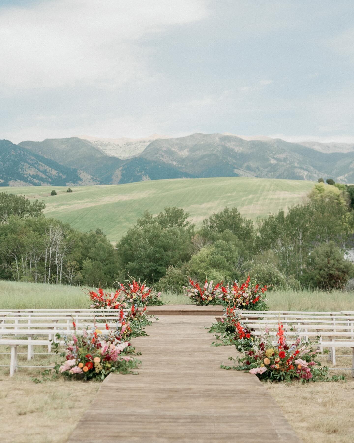 A dreamy but simple ceremony space. 
&mdash;

Taken alongside @courtneydueppengiesser
