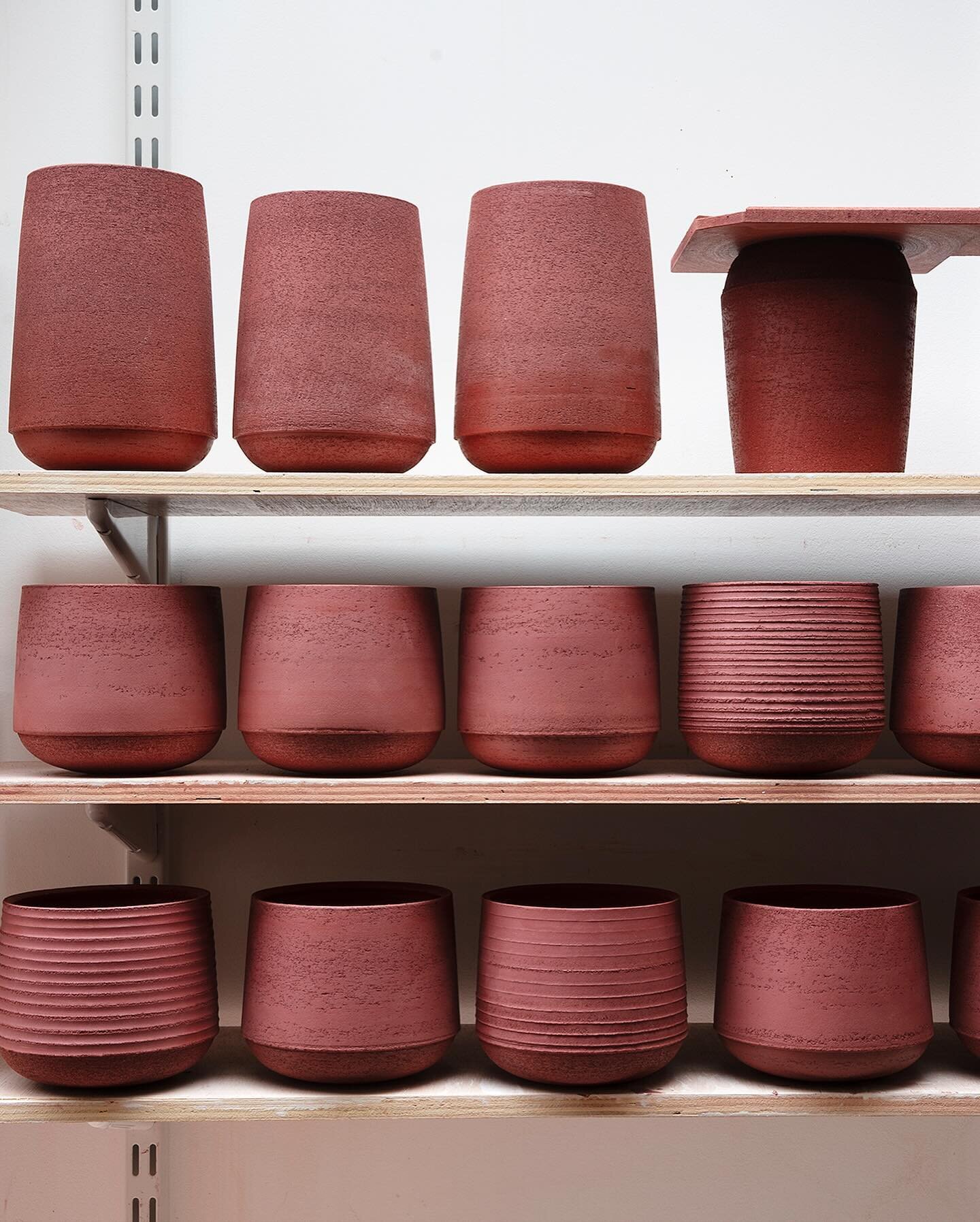 Studio scenes: Greenware vessels drying and square slabs 

Finally some work is beginning to fill the shelves of the studio. The vessels in the image above will eventually be either hand-painted or brushed with oxides on the exterior. The slabs nestl