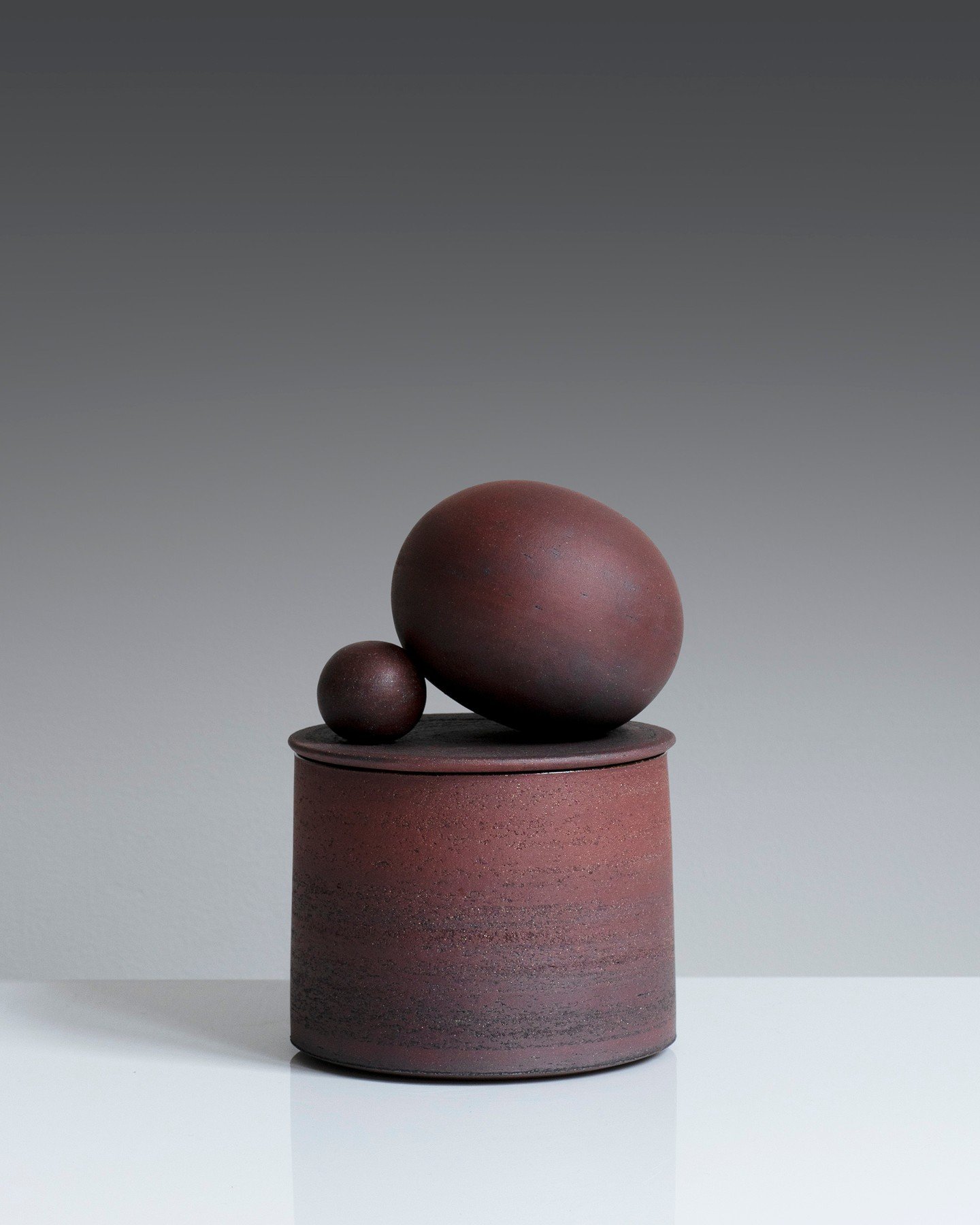 Sculptural Lidded Vessel VII &lsquo;Propped&rsquo;

There&rsquo;s a wonderfully steady and gentle vibe in the studio at the moment. With the sun and heat the door is open to the cobbled yard and as I work I hear the hum and chatter from the surroundi