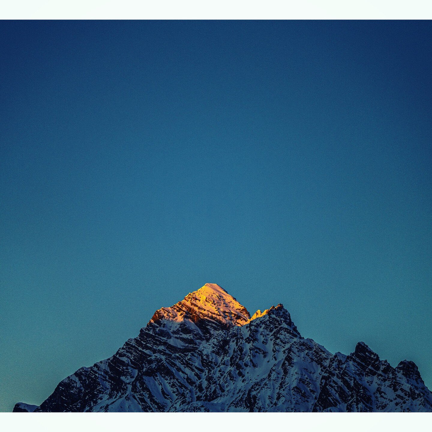 S&uuml;l piz, sezza &uuml;n rai
nun hast viss, il pr&uuml;m raz dal sulai
schi guarda be am&ograve; &uuml;na ja, e
resta be amo &uuml;n pa...

Auf der Bergspitze sitzt ein K&ouml;nig
Hast du nicht gesehen, den ersten Sonnenstrahl
Dann schau nochmals
