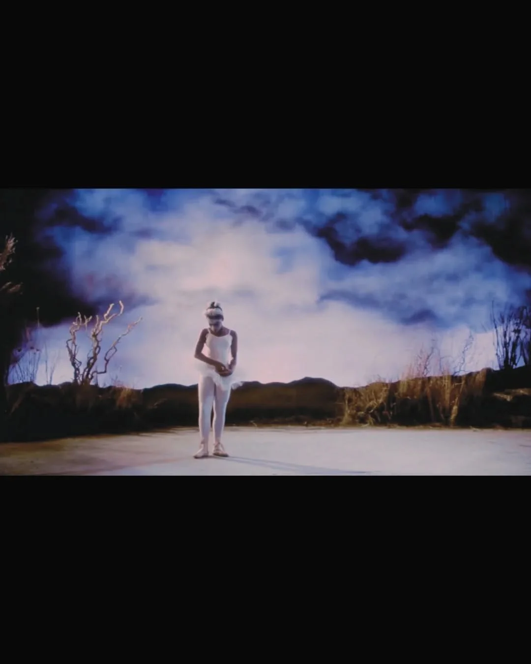 🦢 "Flight of the Swan" dir. Ngozi ONMURAH (1992)

L'un des films (court) les plus fascinant qu'il m'ait &eacute;t&eacute; donn&eacute; de voir depuis longtemps...✨

#movieaesthetic #&eacute;l&eacute;gance #blackgirlmagic #inspirations #tis